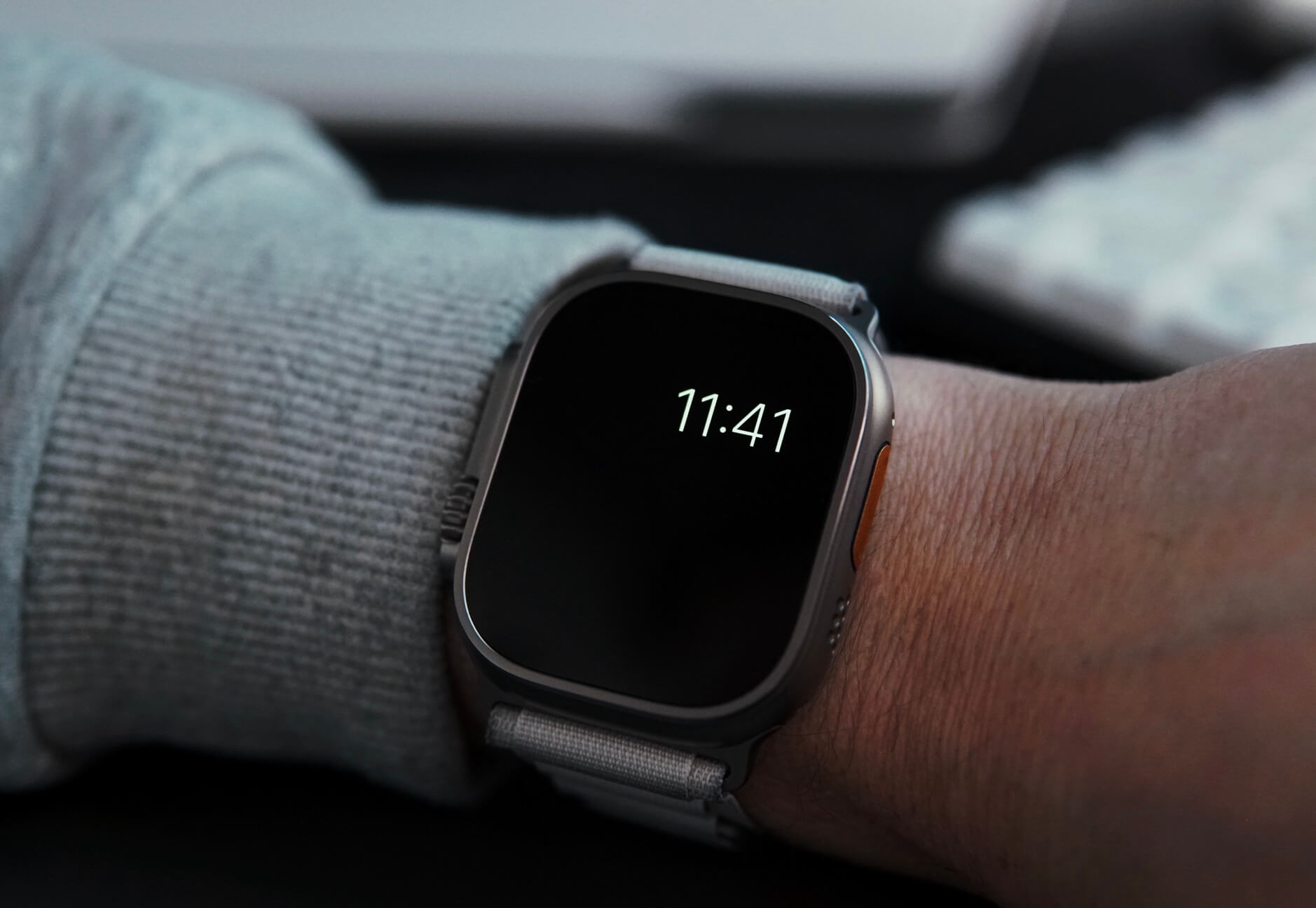 Apple Watch im ausgeschalteten Zustand mit Zeitanzeige.