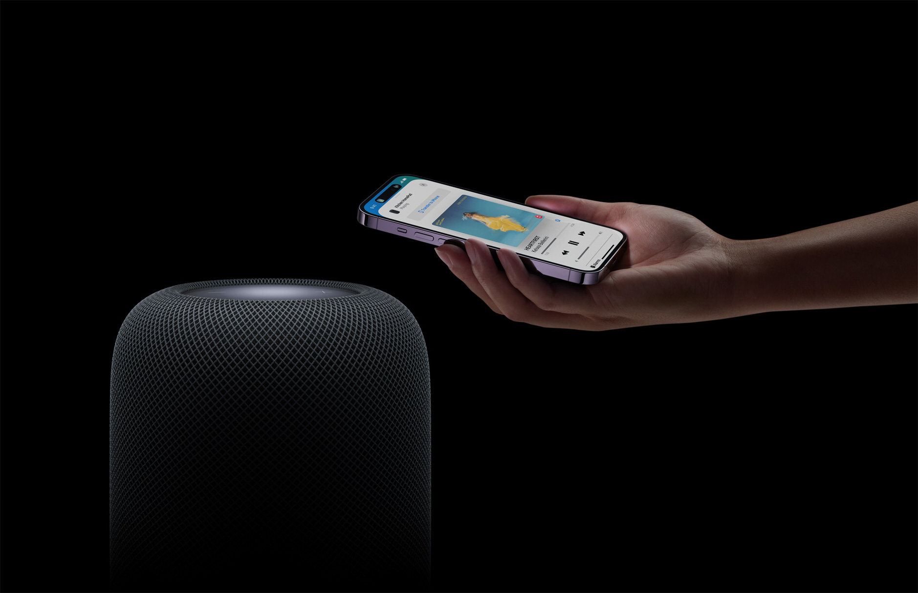 Bild zeigt HomePod dem sich ein iPhone nähert.