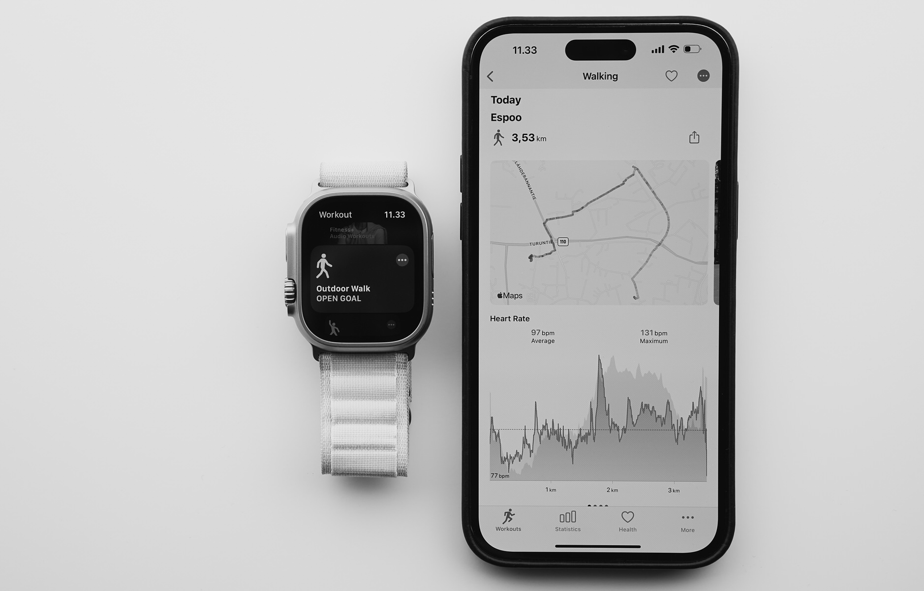 Schwarz-Weiß Foto der HealthFit-App auf dem iPhone und der Workout-App auf der Apple Watch.