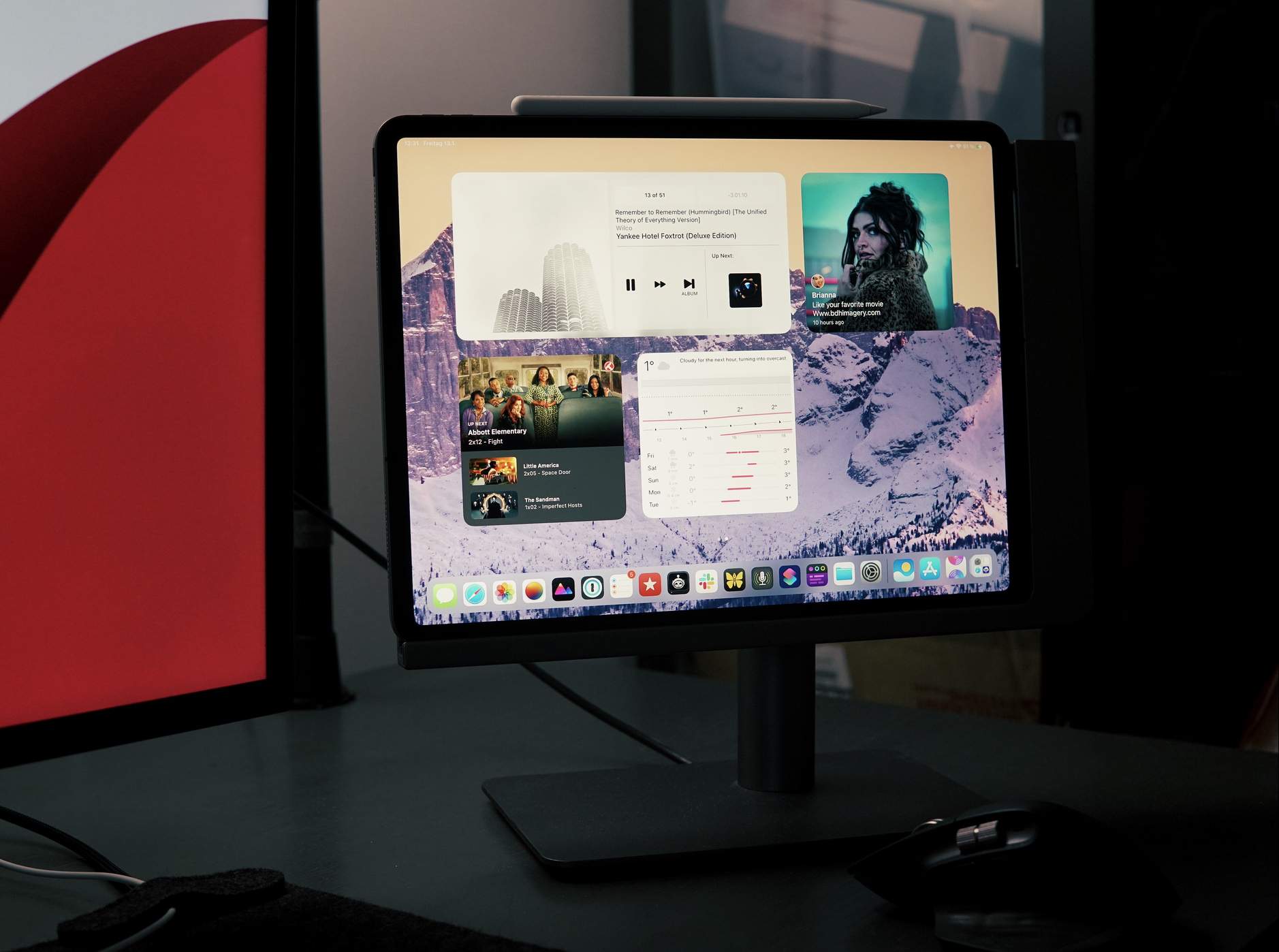 Bild zeigt iPad auf Schreibtisch mit Homescreen-Widgets.