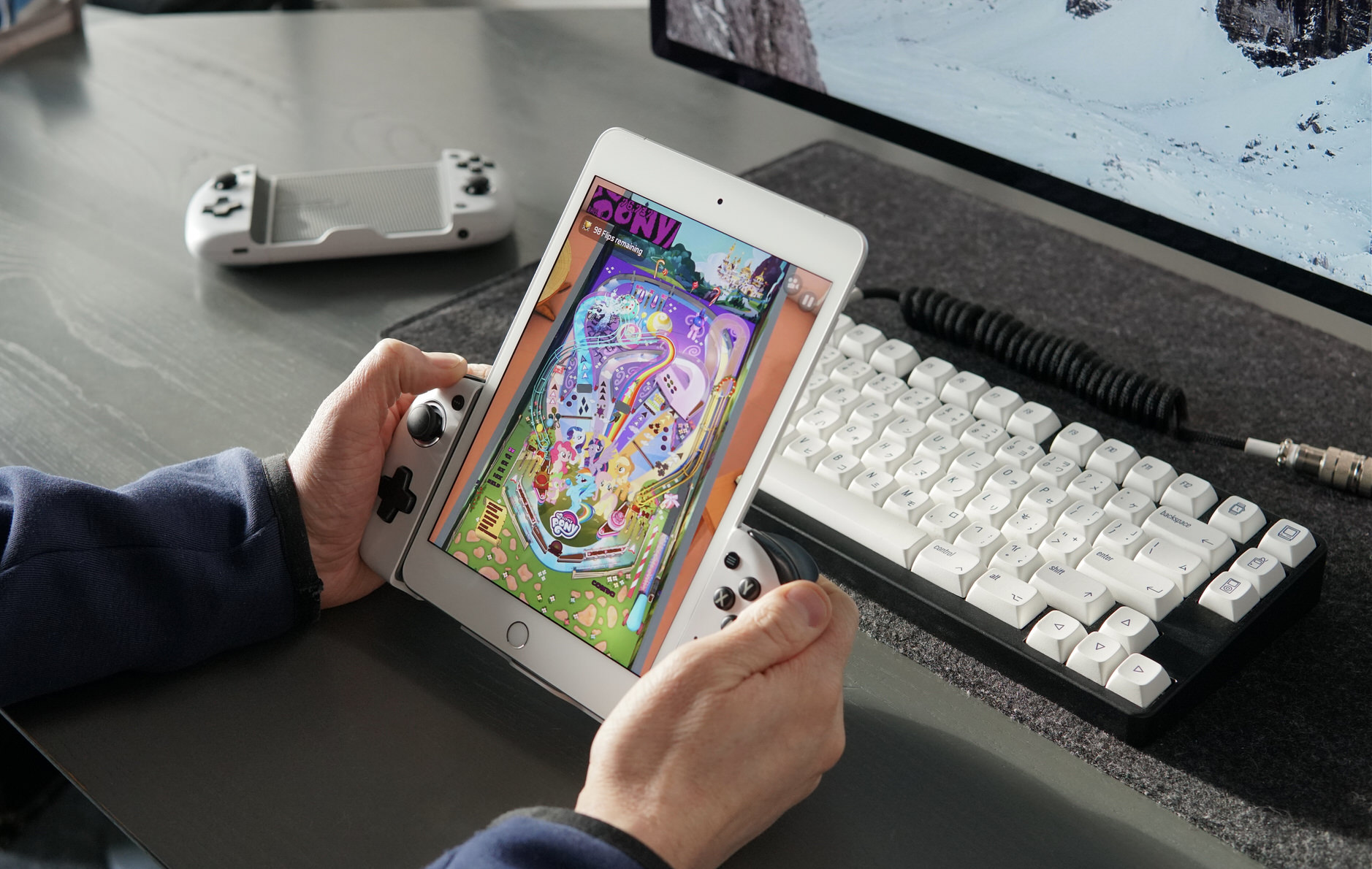 Bild zeigt iPad mini in Nacon MG-X-Controller.