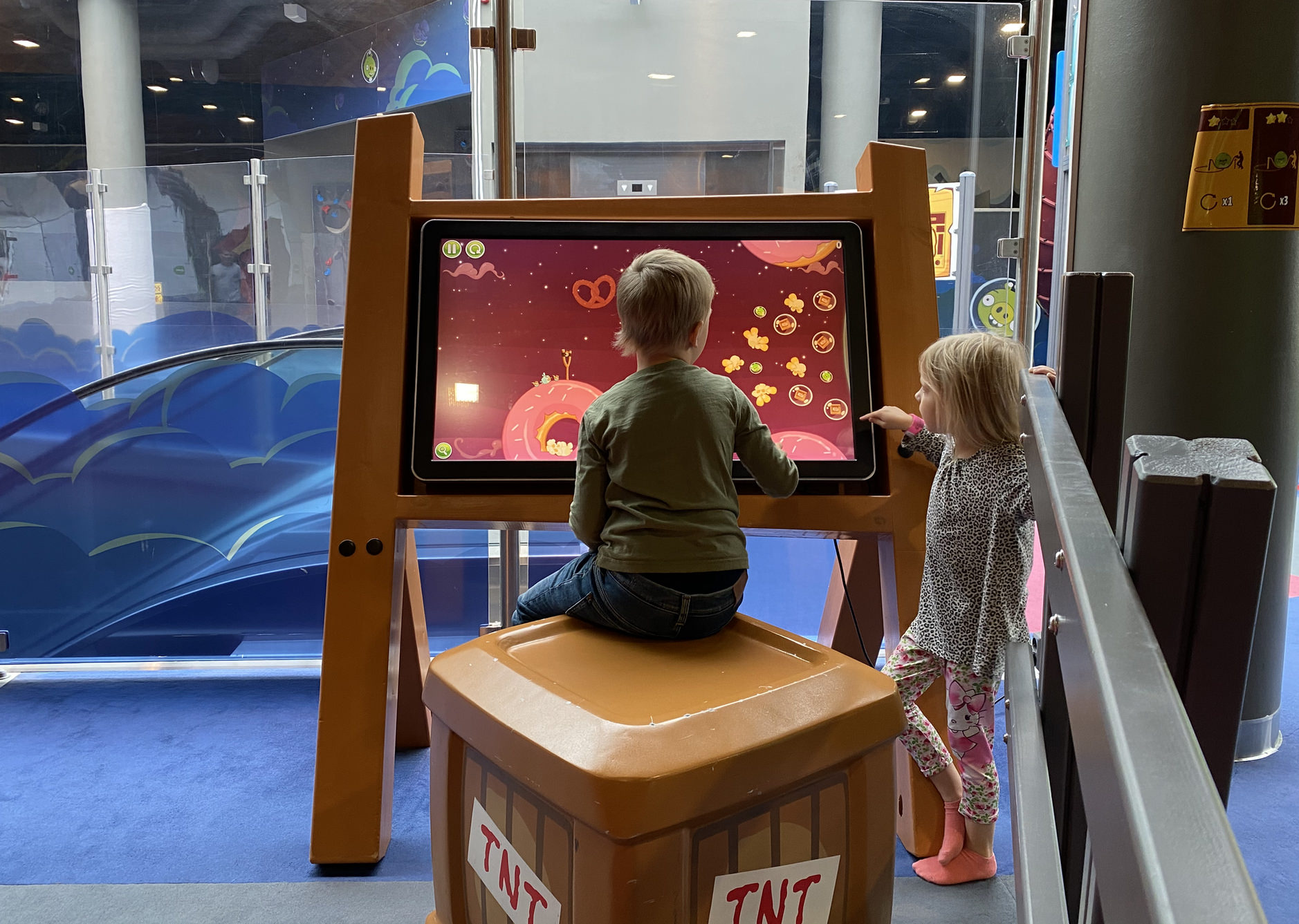 Meine zwei Kids spielen Angry Birds auf einem gigantischen Tablet.