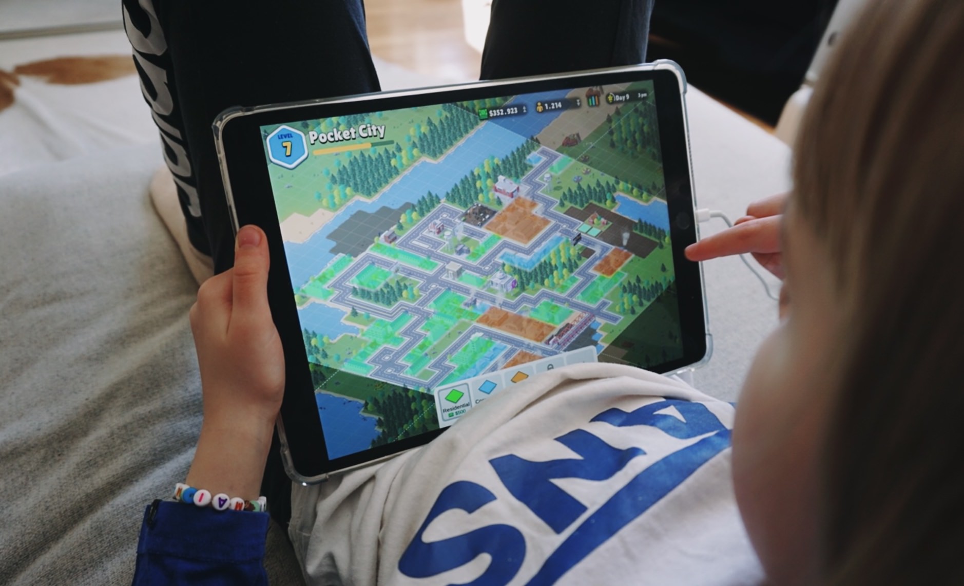 Meine Tochter spielt Pocket City 2 auf dem iPad. 