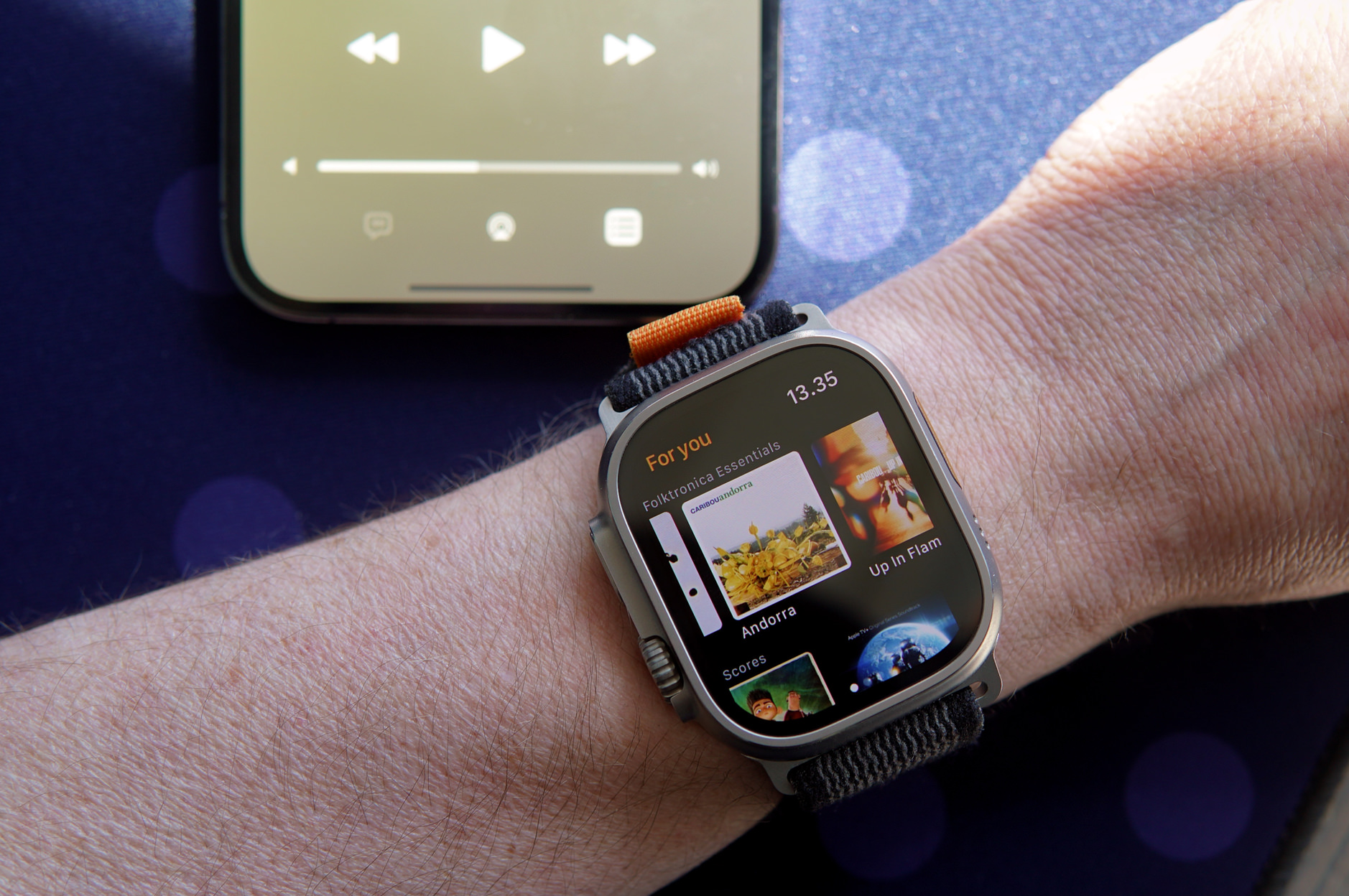 Bild zeigt Playback-Steuerung von einem iPhone sowie die WatchMusic-App auf der Apple Watch.