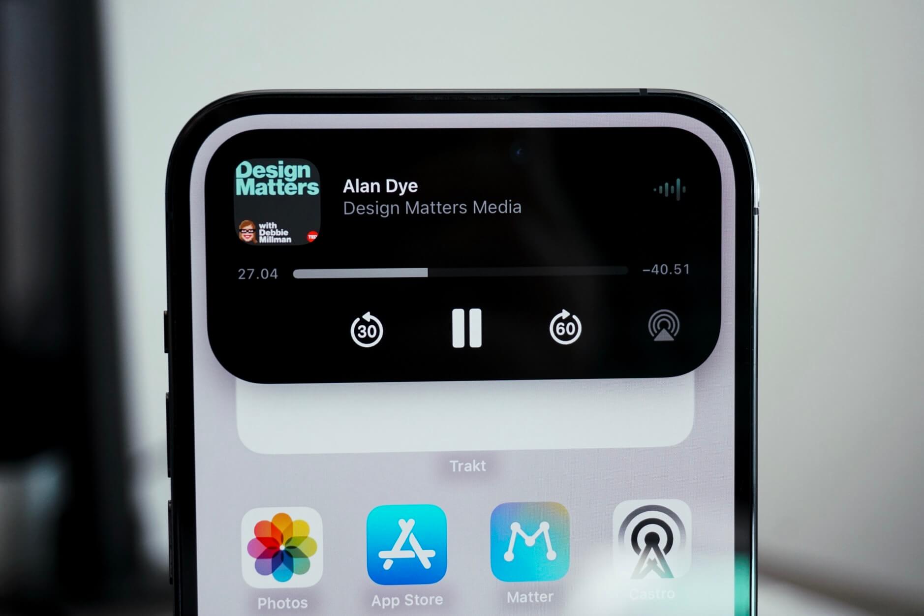 Bild zeigt iPhone mit Dynamic Island, die einen Podcast abspielt.