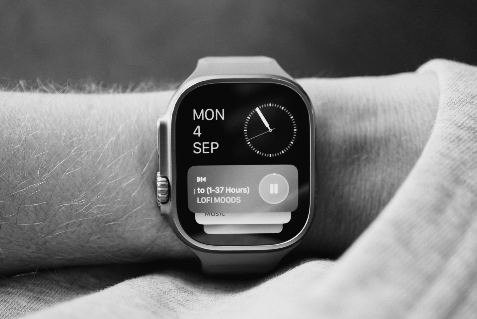 Apple Watch in schwarz/weiß an Handgelenk.