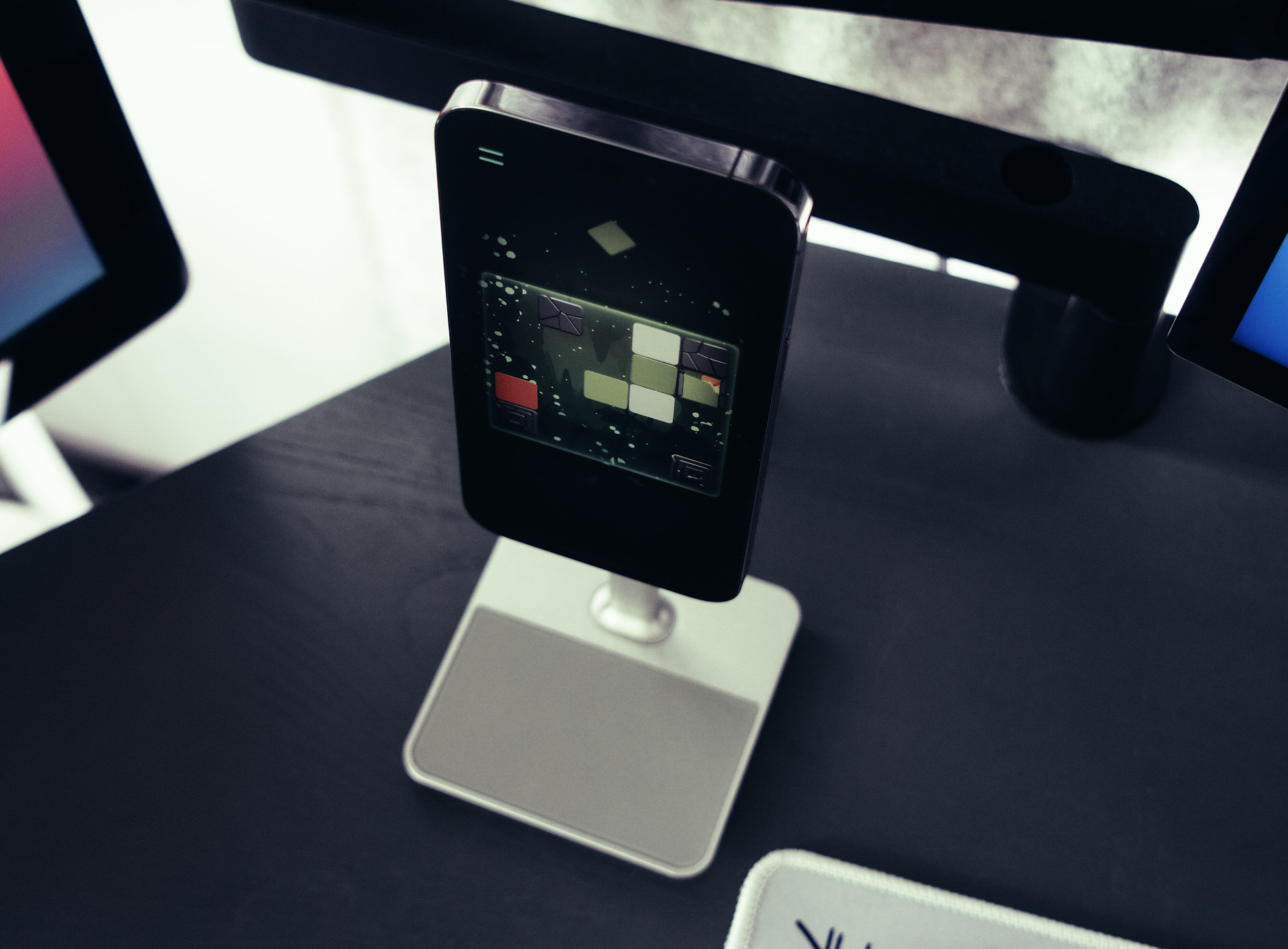 Bild zeigt iPhone an einem MagSafe-Stand und das iOS-Spiel.