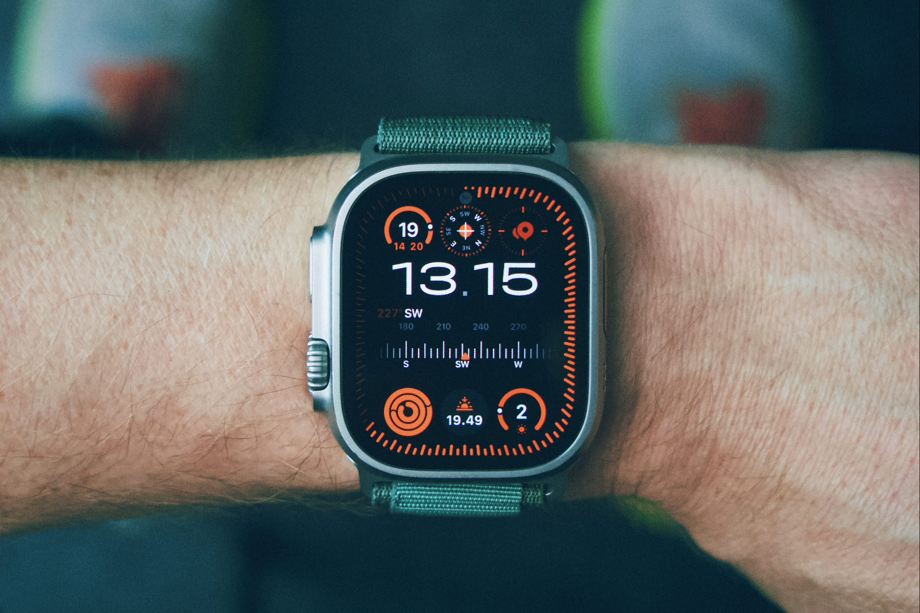Bild zeigt Apple Watch Ultra erste Generation mit Modular-Ultra-Zifferblatt.