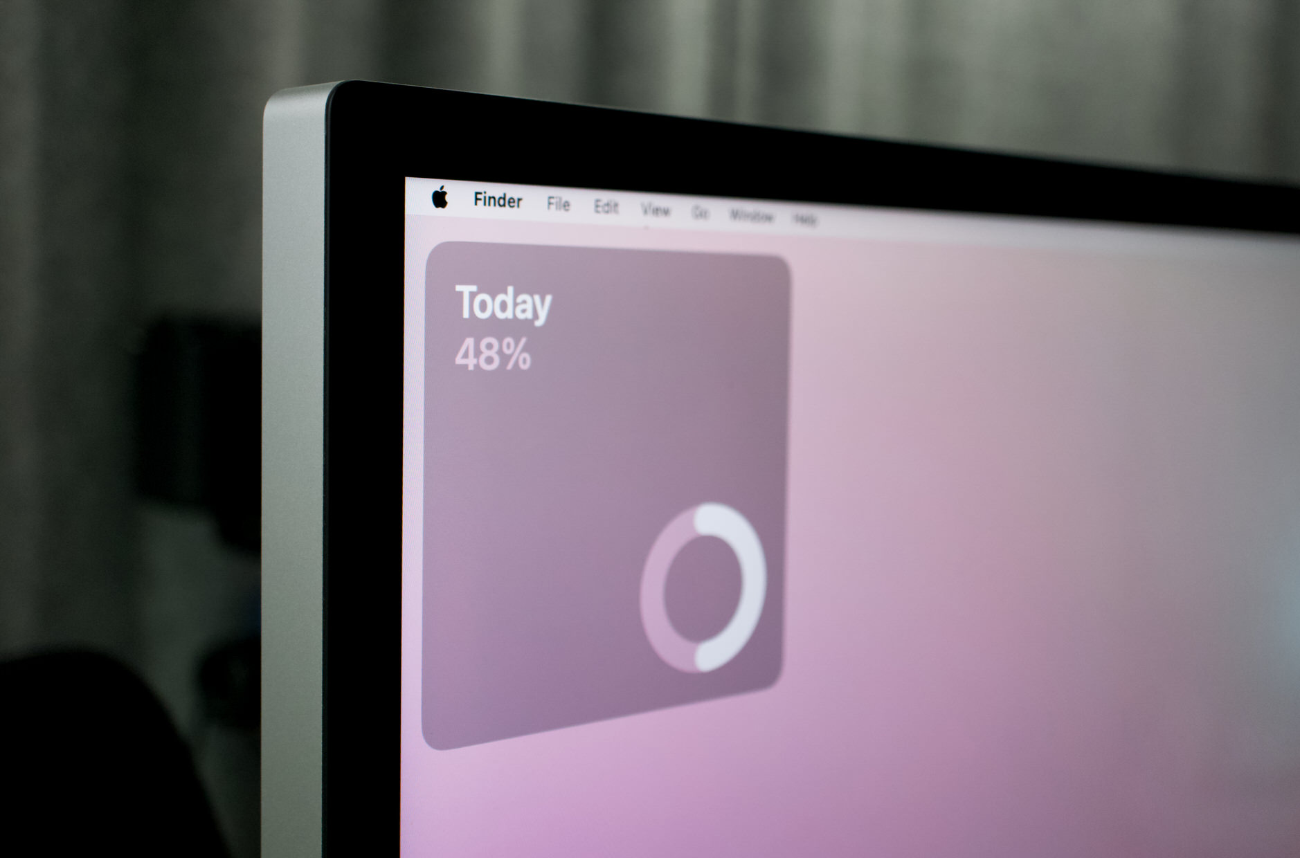 Bild zeigt das Studio Display mit macOS Sonoma und einem Desktop Widget.