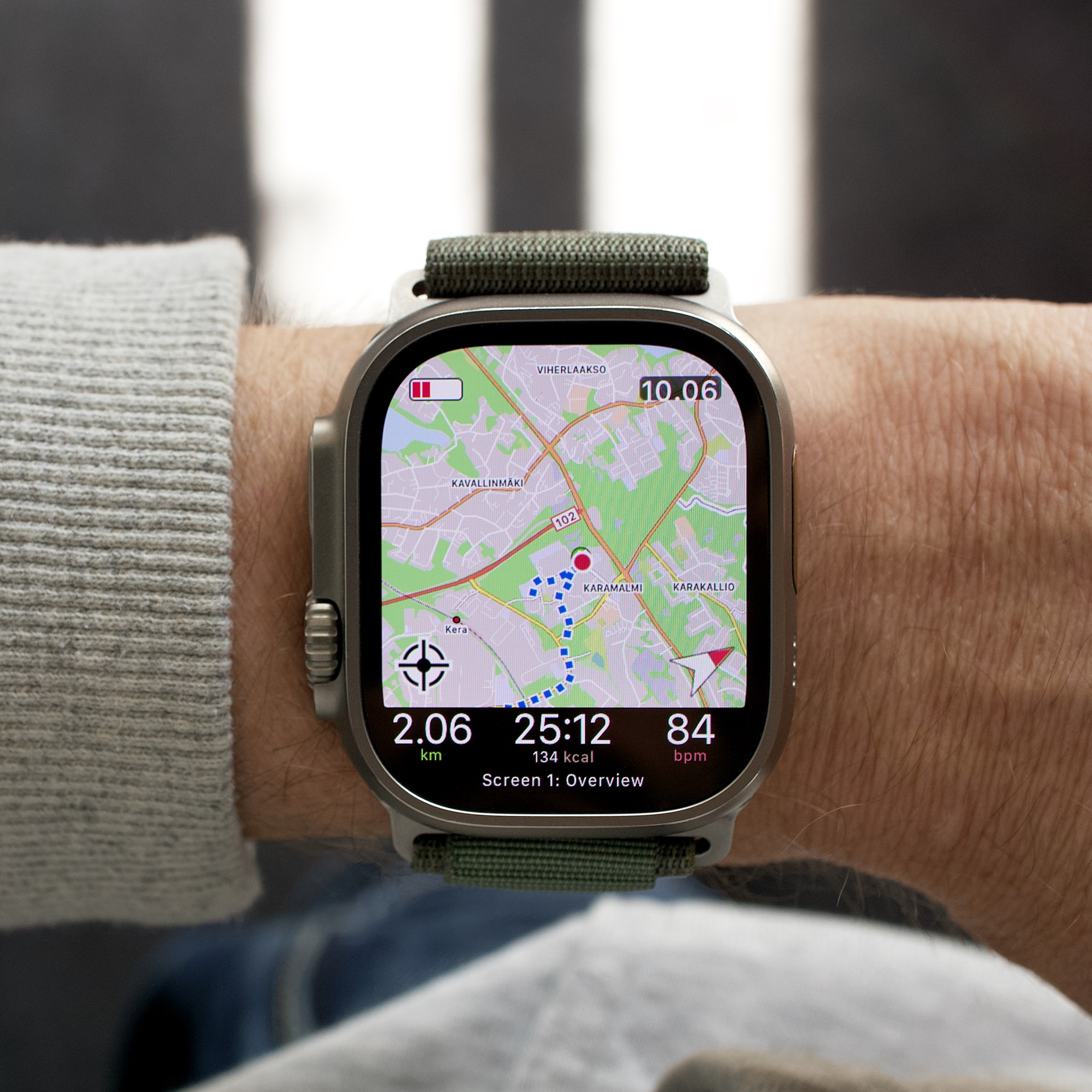 Bild zeigt Apple Watch Ultra mit WorkOutDoors-App an Handgelenk.
