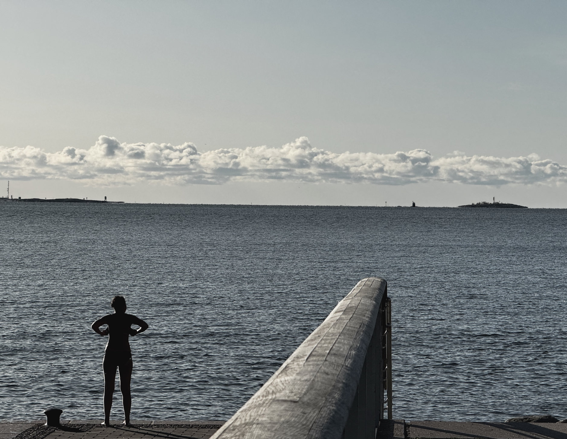 Schwarz-Weiß-Bild zeigt Meer. 