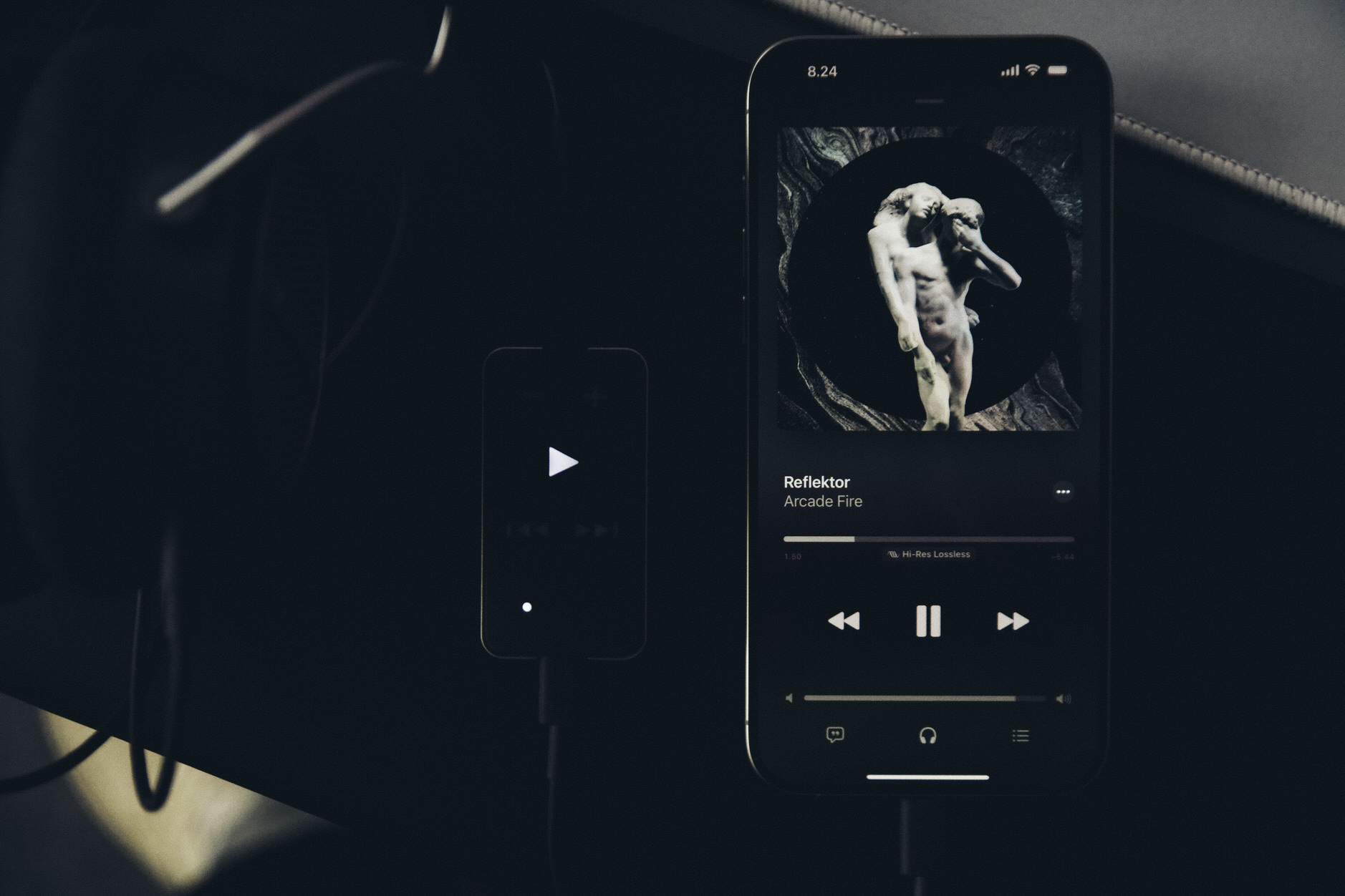 Bild zeigt iPhone mit Apple Music und Hi-Res-Audioausgabe an den Beyerdynamic Impact Essential.