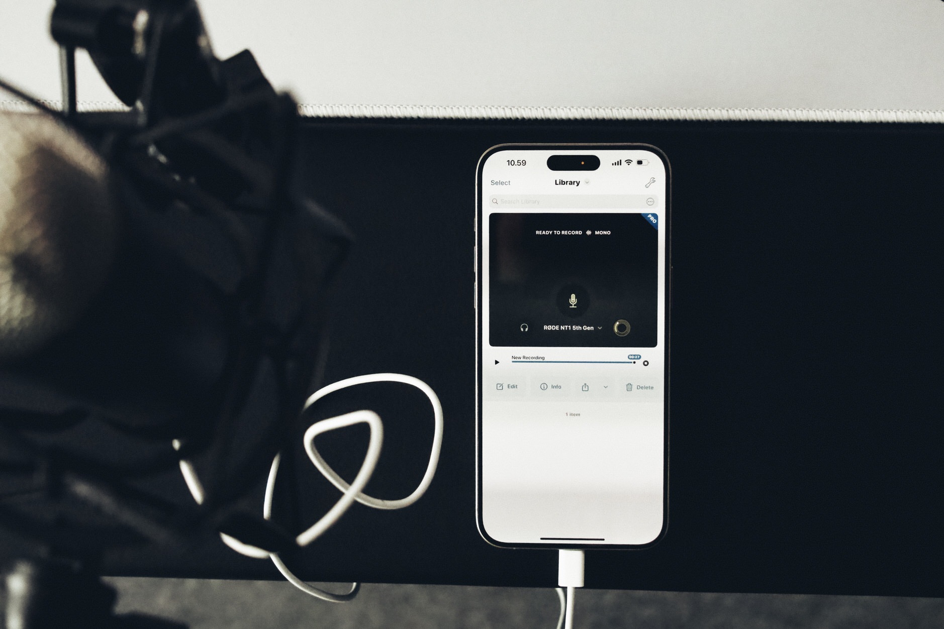 iPhone auf Schreibtisch am Mikrofon zeigt die Ferrite-Recording-Software.
