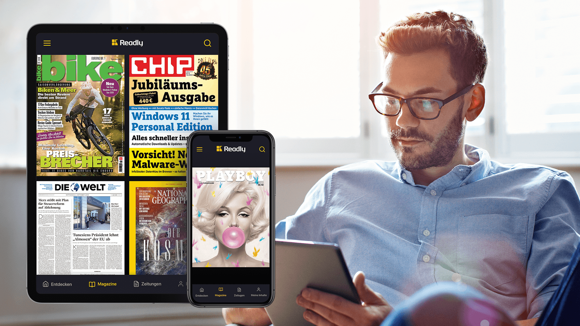 Bild zeigt Person am iPad + die Readly-App auf zwei Geräten.