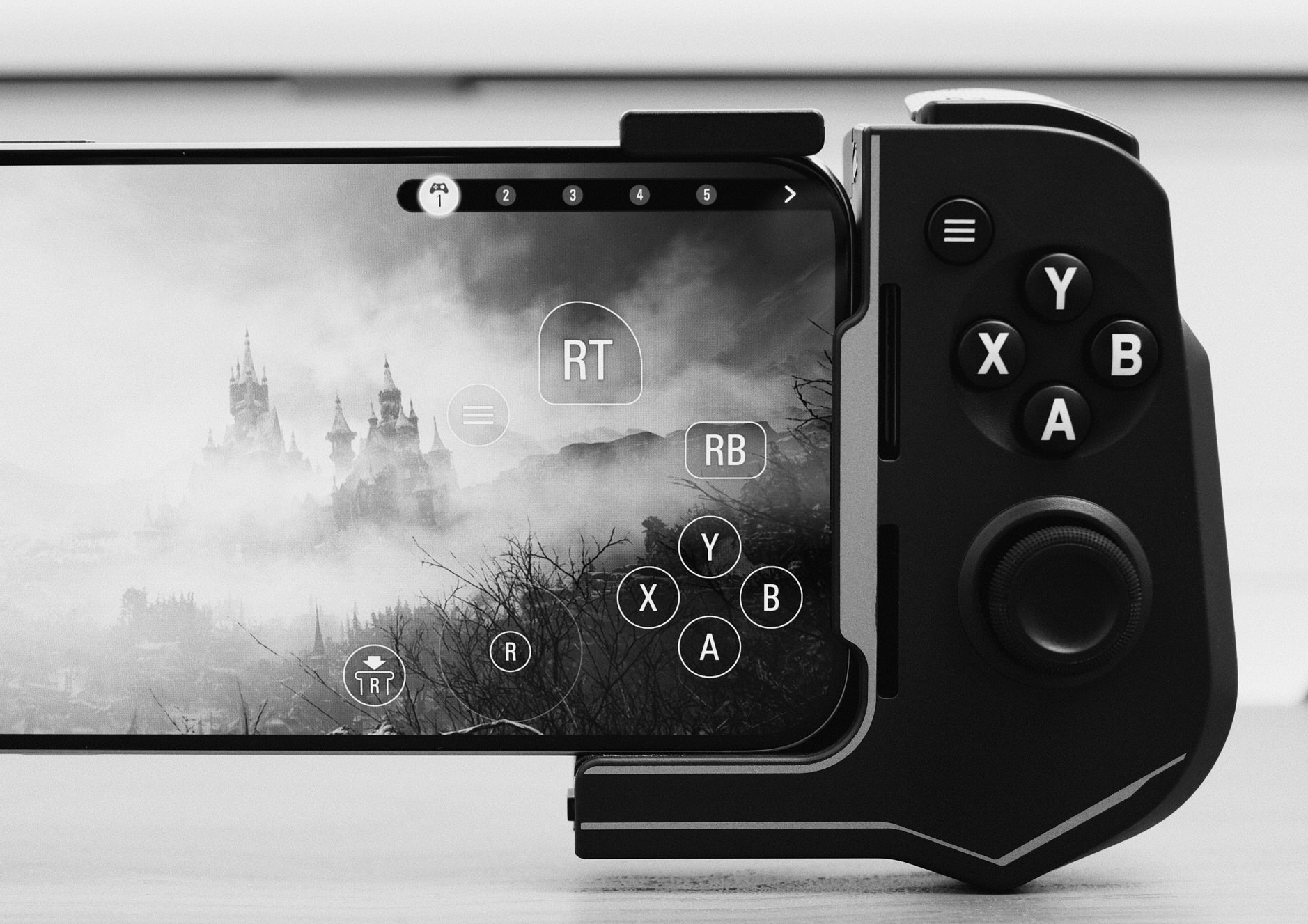 iPhone 15 Pro Max mit Resident Evil Village in Game Controller.