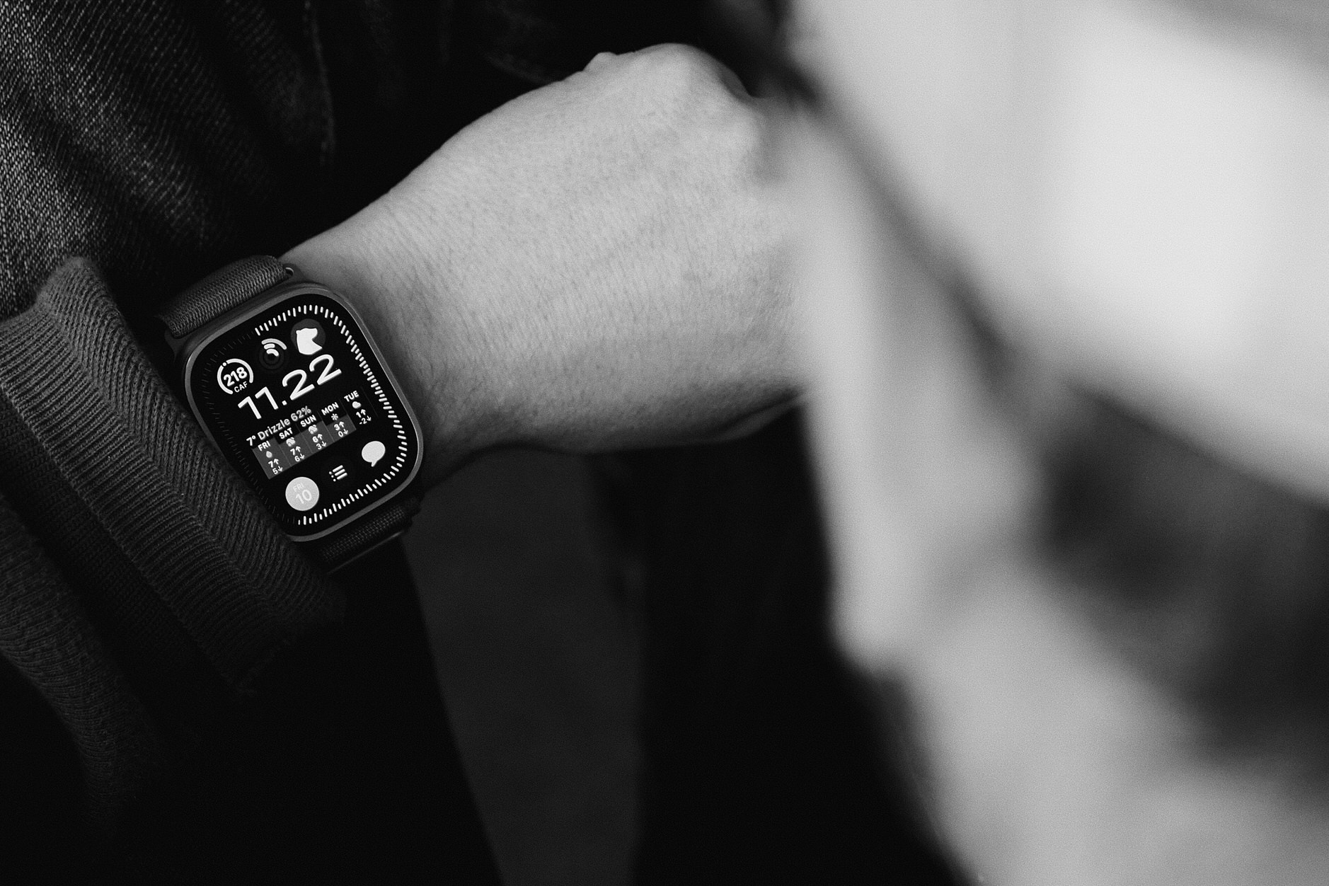 Bild zeigt Apple Watch Ultra 2 Handgelenk mit Modular-Ultra-Watchface.