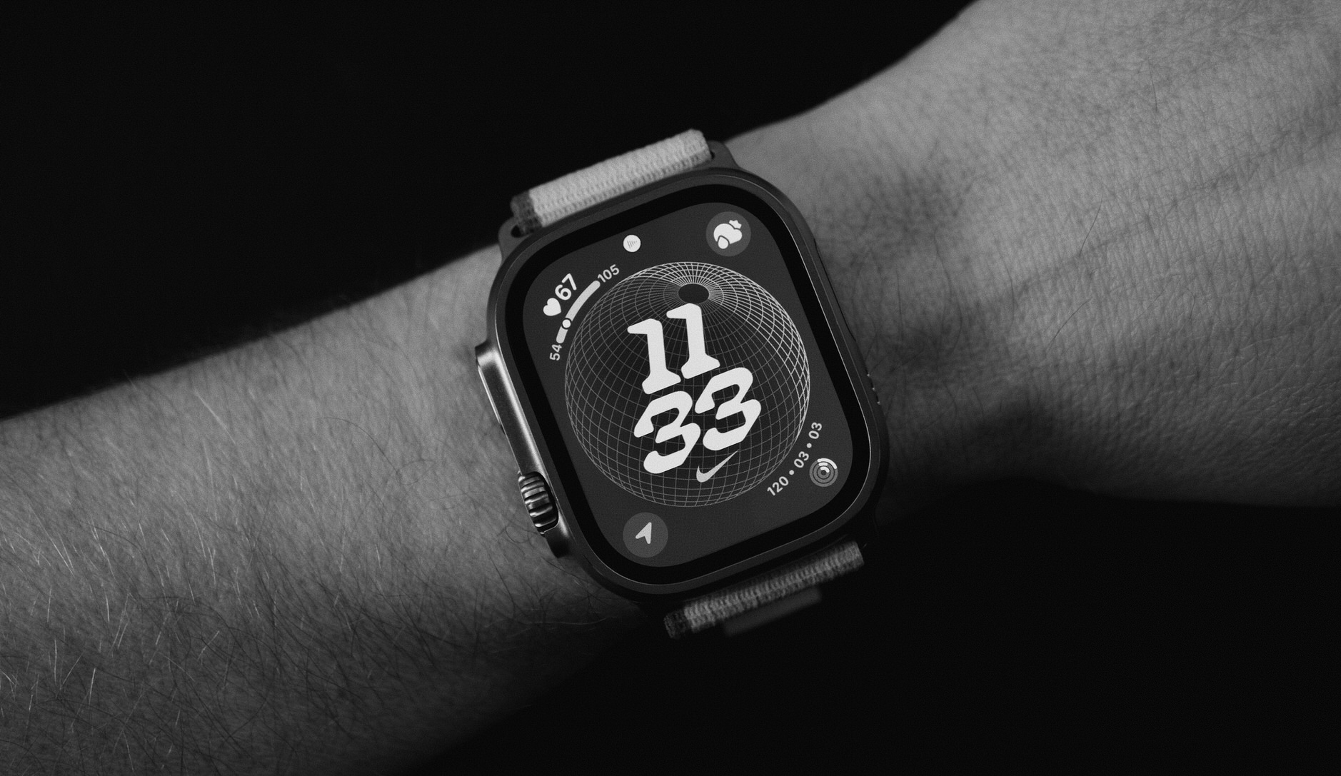 Bild zeigt Apple Watch Ultra 2 mit Nike-Watchface.