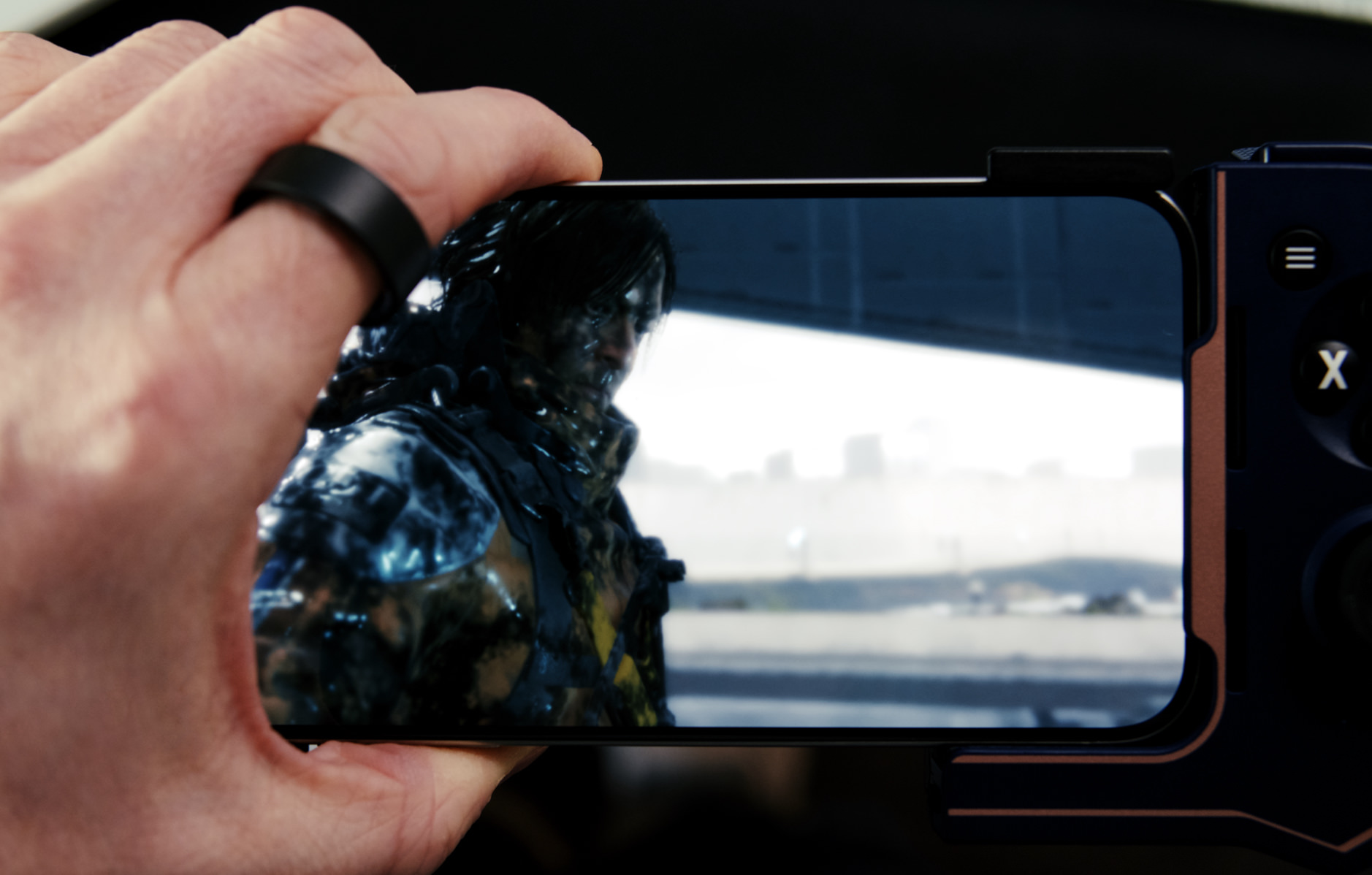 iPhone mit Death-Stranding-Sequenz in Hardware-Controller.