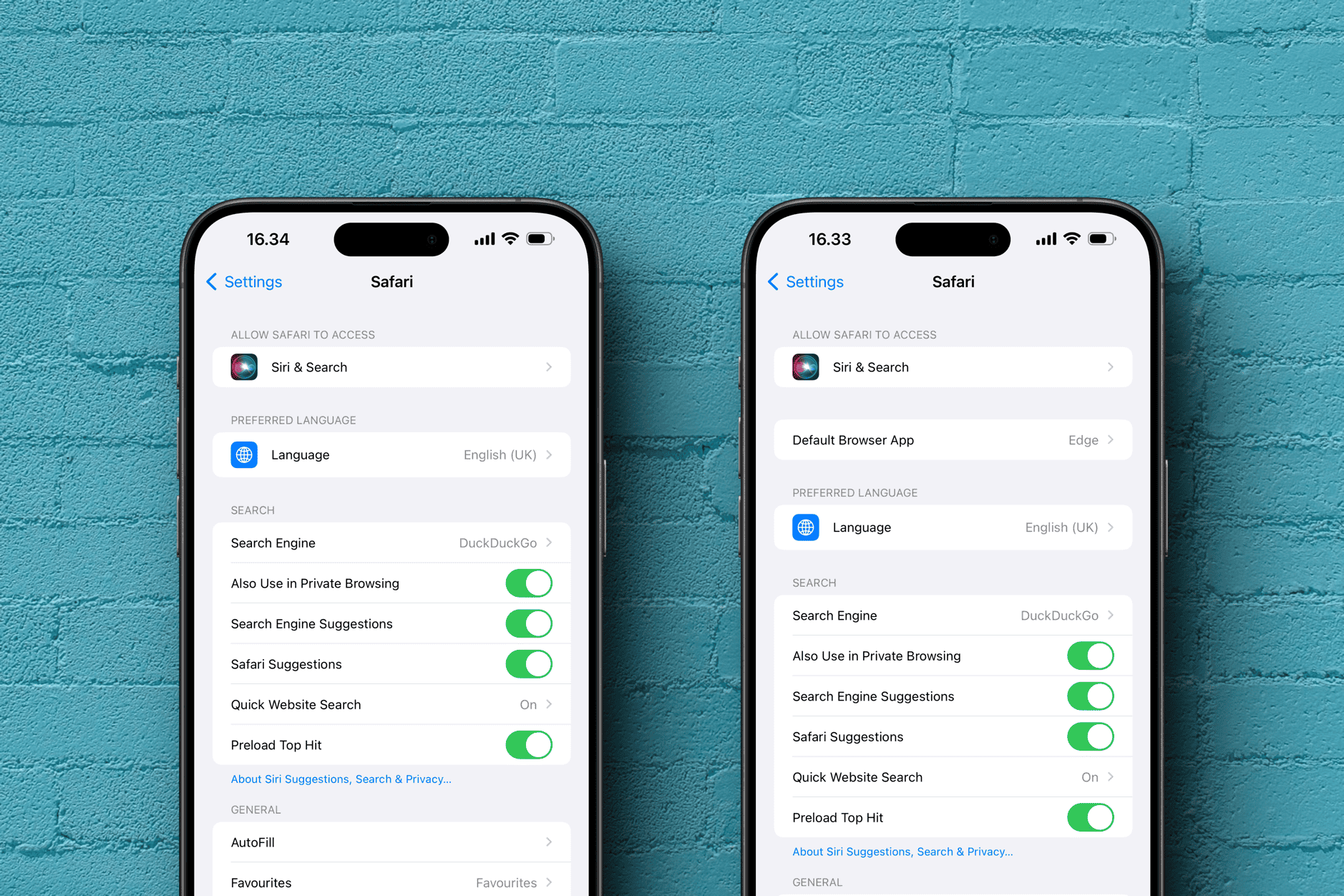 Das Bild zeigt zwei iPhones vor einer türkisfarbenen Wand, auf deren Bildschirmen die Einstellungen des Safari-Browsers geöffnet sind. 