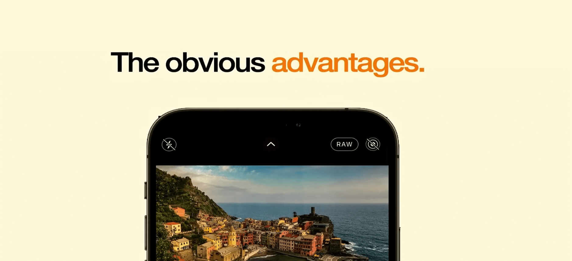 Das Bild zeigt ein Smartphone, das ein Foto von einer malerischen Küstenstadt anzeigt, mit dem Text "The obvious advantages." über dem Bildschirm.