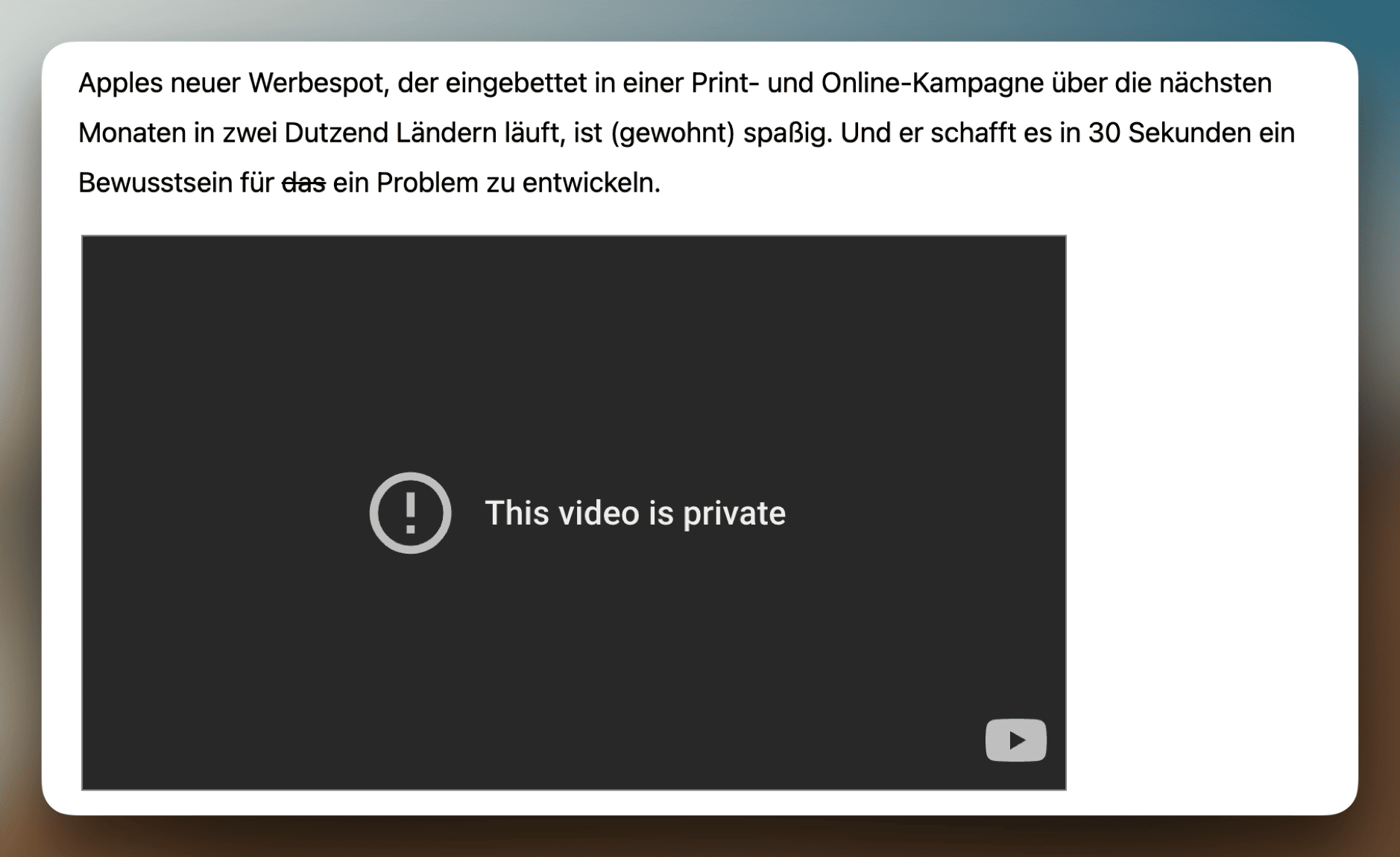 Das Bild zeigt einen Bildschirm mit einer Fehlermeldung auf Deutsch, die besagt, dass ein Video privat ist. Es gibt auch Text, der einen neuen Apple-Werbespot beschreibt, der Teil einer Print- und Online-Kampagne ist und in den nächsten Monaten in zwei Dutzend Ländern gezeigt wird.
