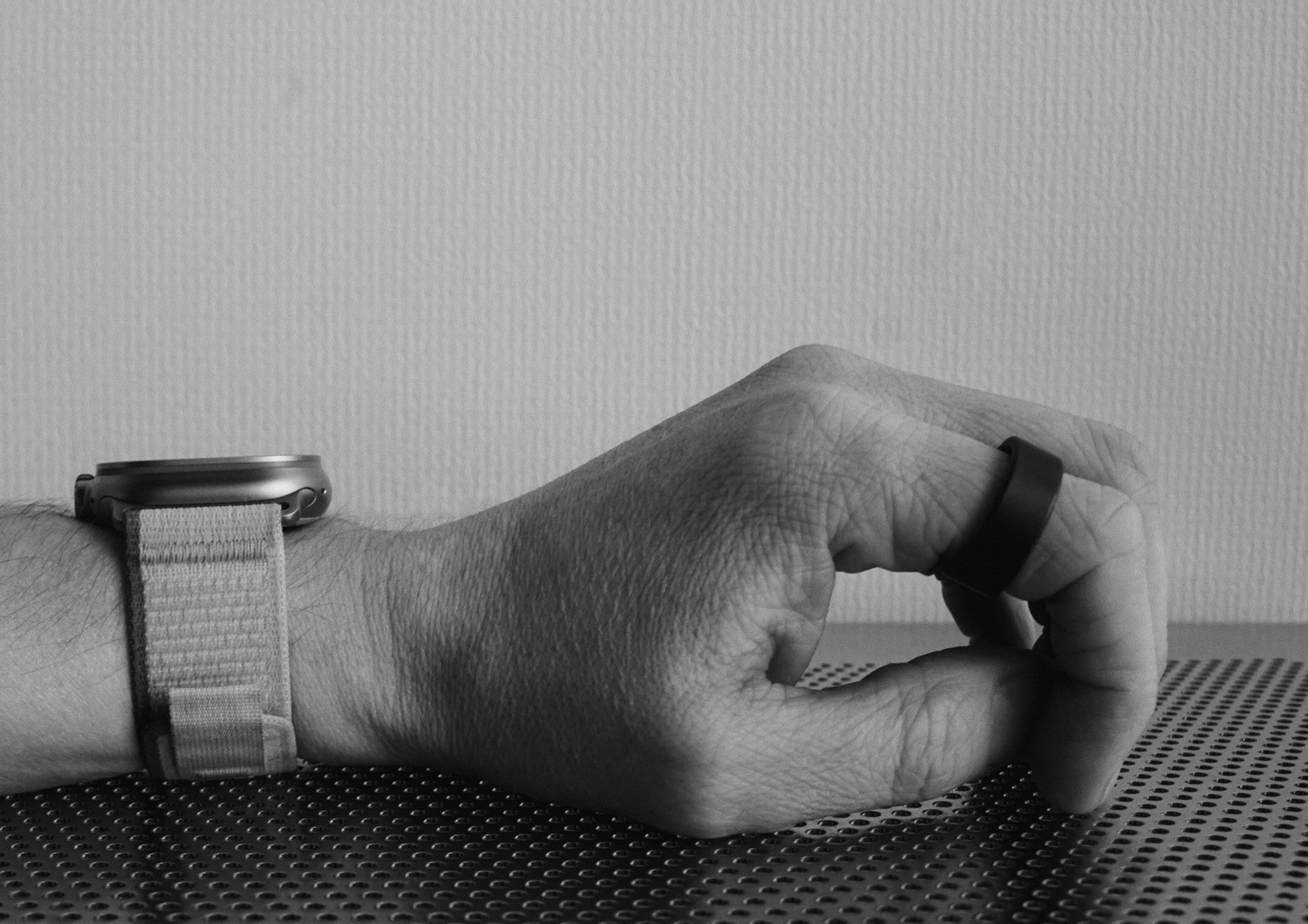 Schwarz-weiß Foto meiner Hand mit Apple Watch Ultra und Ultrahuman Ring AIR.
