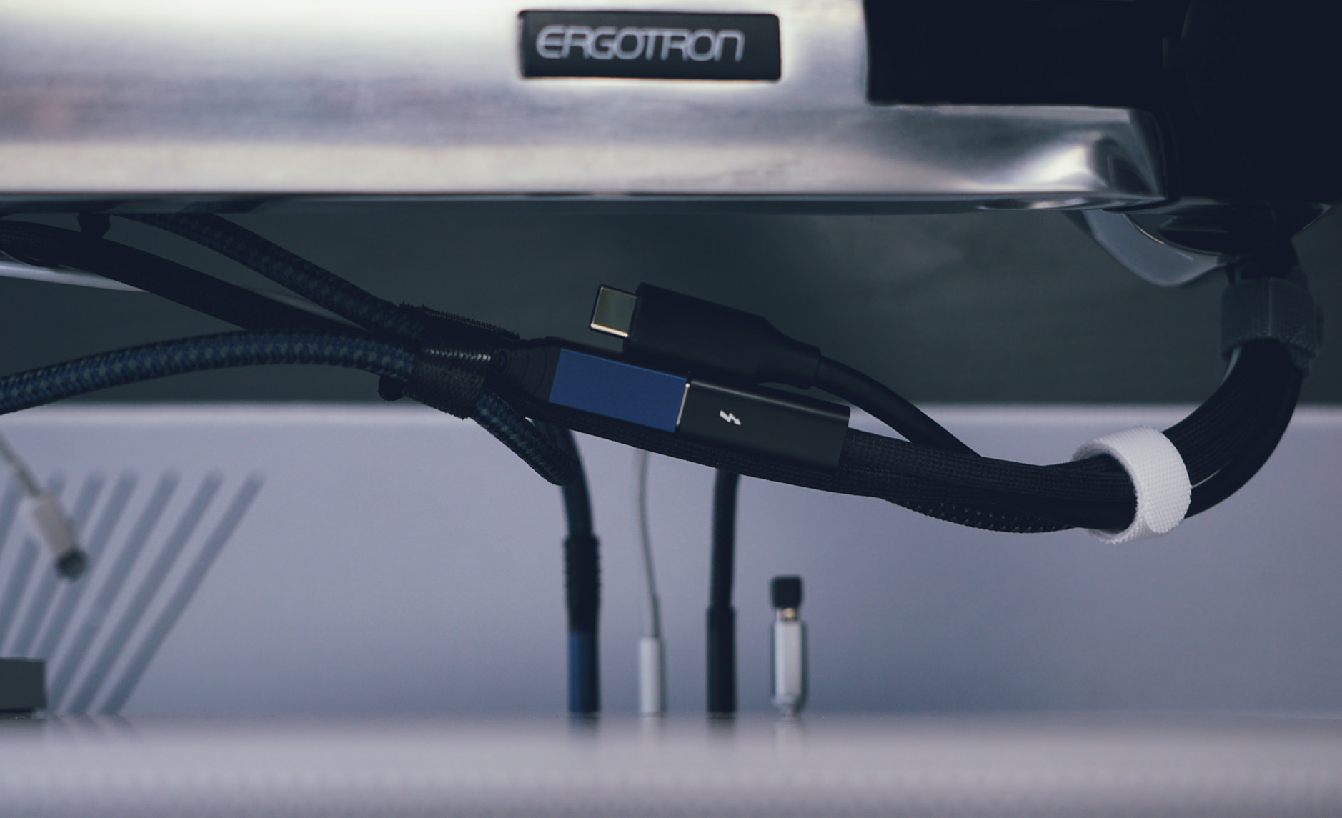 Bild zeigt Ergotron-Monitorhalterung und Thunderbolt-Kabel.