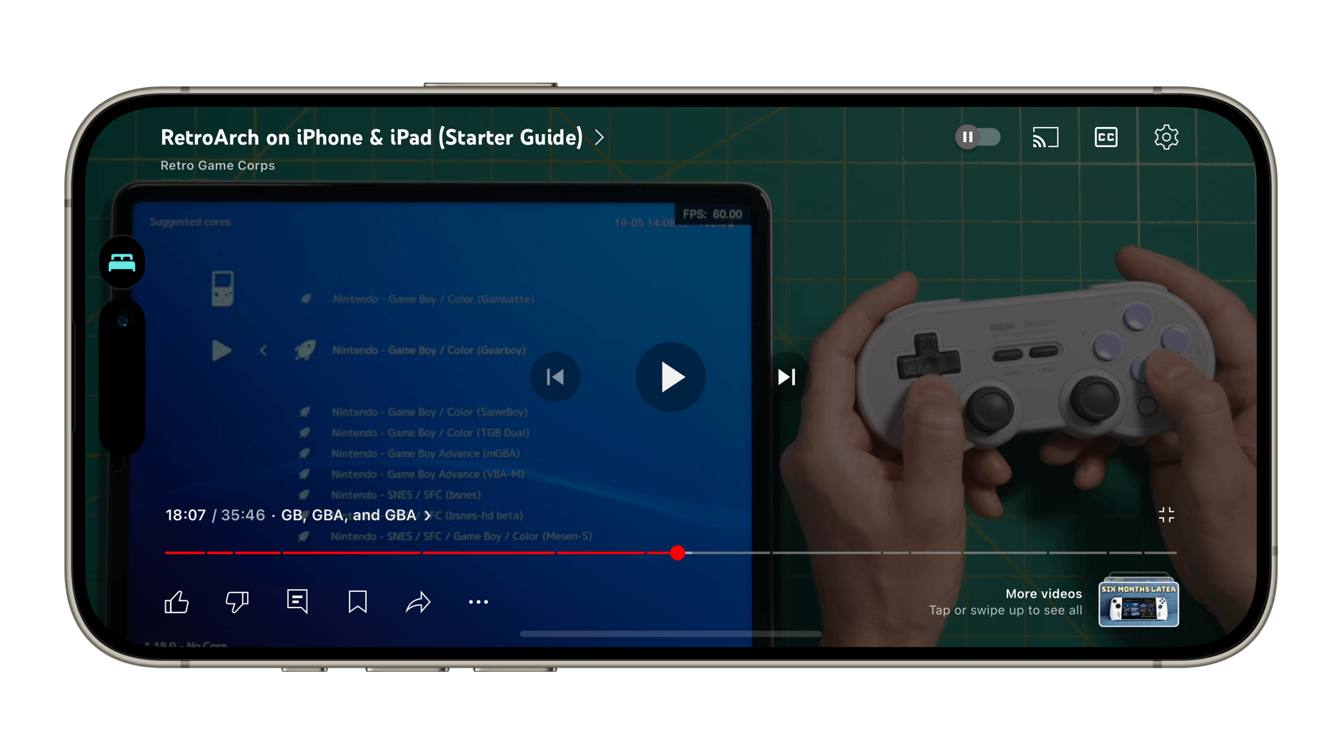 Das Bild zeigt einen Smartphone-Bildschirm mit einer Videoplayer-Oberfläche für den "RetroArch on iPhone & iPad (Starter Guide)" von Retro Game Corps. Der Videoplayer zeigt eine Liste von Spieletiteln, und eine Hand hält einen Spielcontroller, was darauf hindeutet, dass ein Mobilgerät zum Spielen von Retro-Spielen verwendet wird.