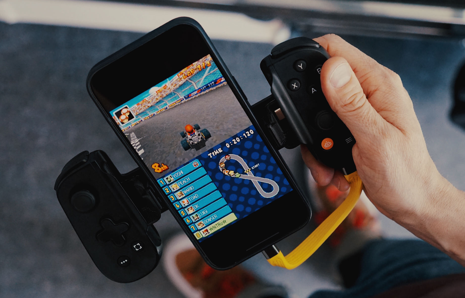 Backbone-Controller mit Mario-Kart-DS-Spiel.