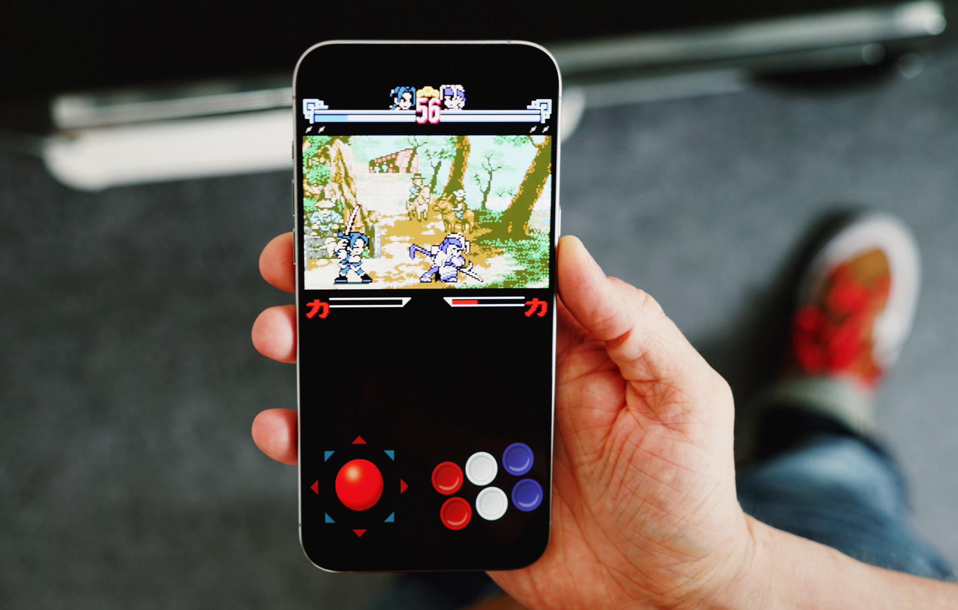 iPhone mit RetroArch zeigt NeoGeo-Pocket-Spiel „The Last Blade“.