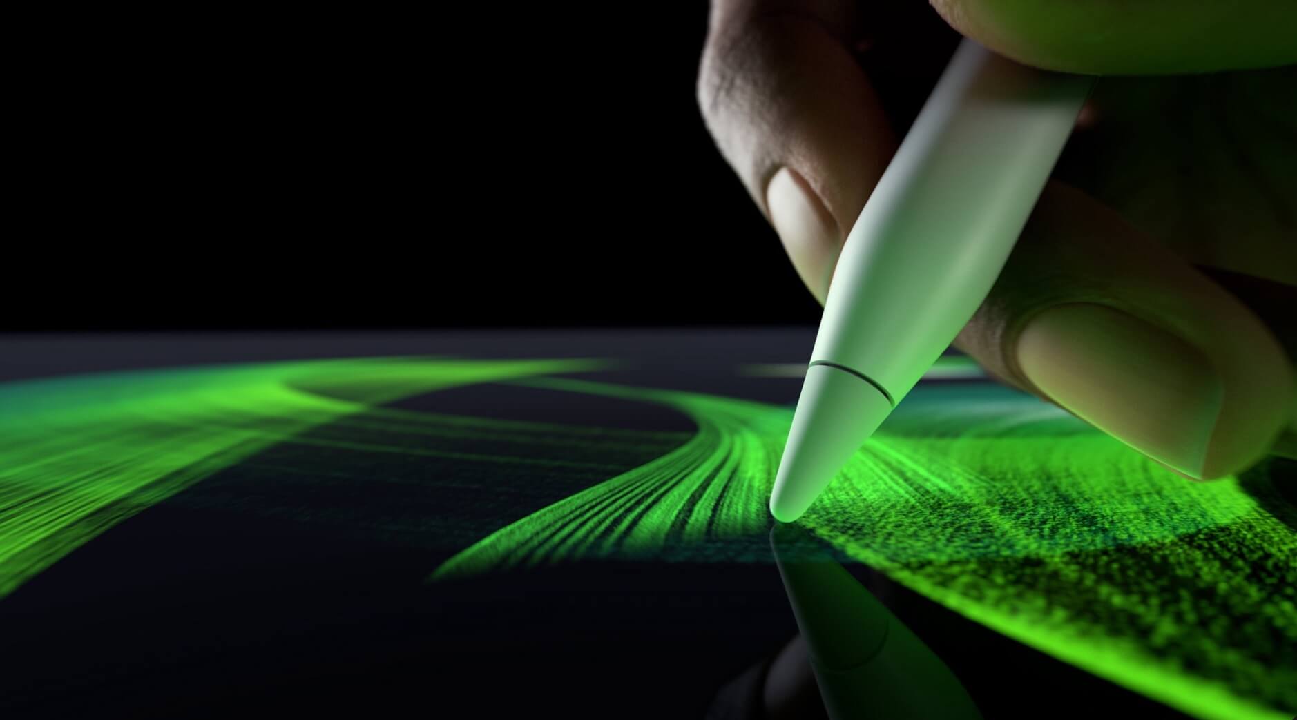 Das Bild zeigt eine Hand, die einen Apple Pencil Pro verwendet, um auf einem Tablet mit leuchtend grünen, dynamischen Lichtlinien zu zeichnen.