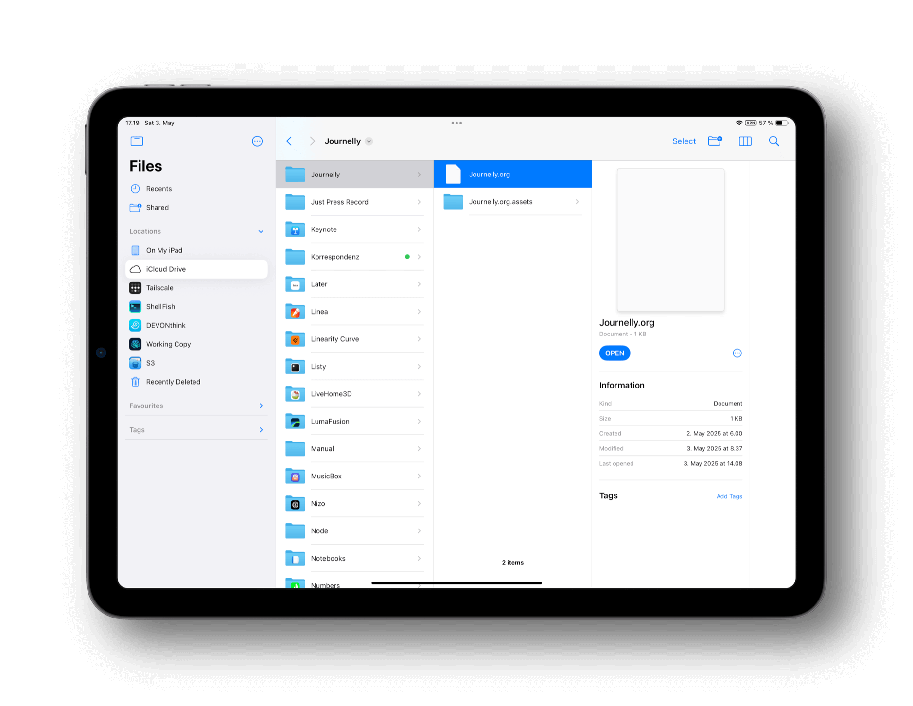 Das Bild zeigt die Dateiverwaltung "Files" auf einem iPad mit geöffnetem Journelly-Ordner. In der Mitte sieht man eine Liste von Ordnern und Dateien, wobei die Datei "Journelly.org" ausgewählt ist und deren Informationen rechts angezeigt werden. Die Datei wurde am 2. Mai 2025 erstellt und zuletzt am 3. Mai 2025 geöffnet, wie in den Detailinformationen zu sehen ist.