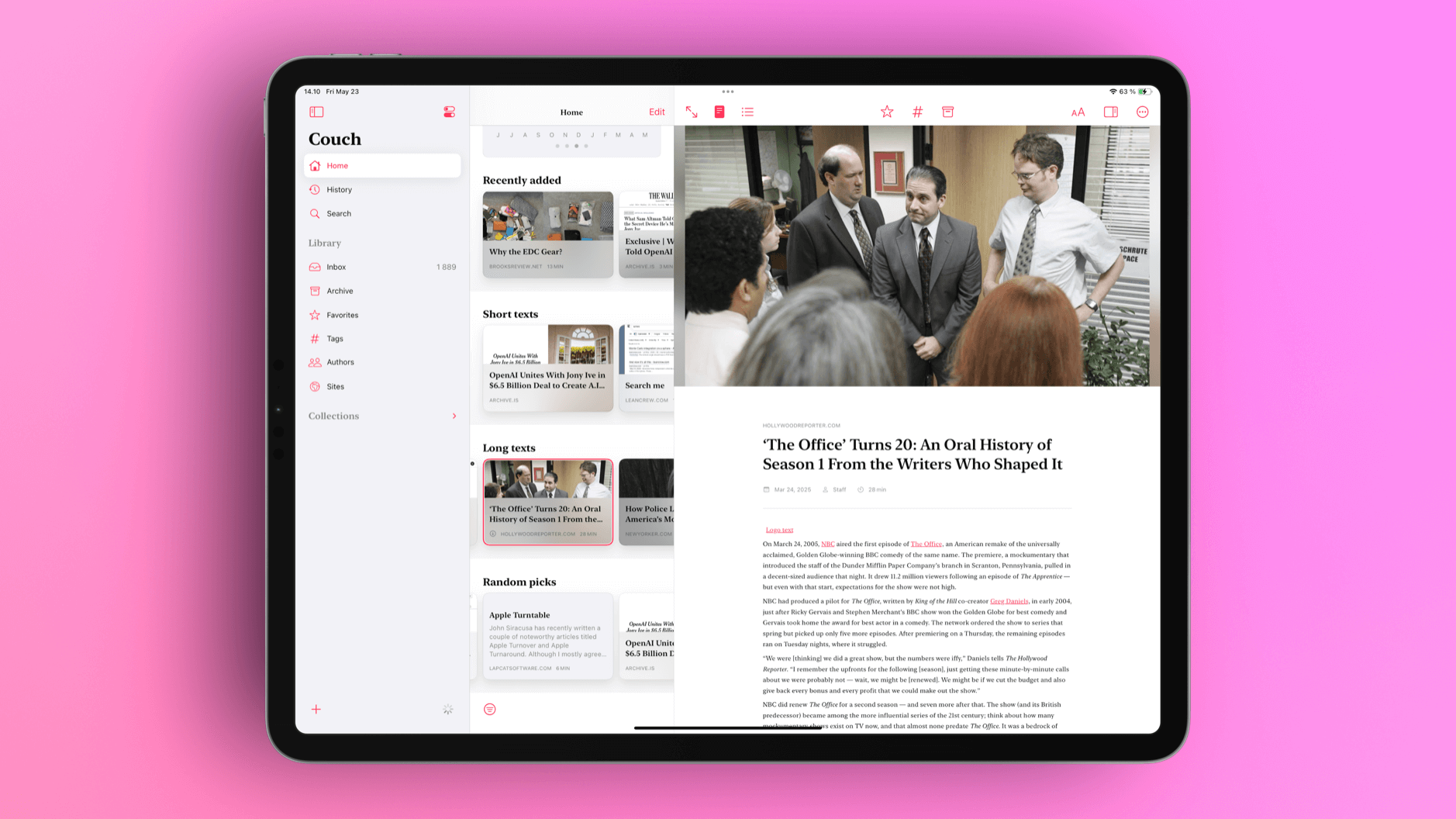Auf dem Bild ist ein iPad mit einer pinken Hintergrundfarbe zu sehen. Es zeigt die Benutzeroberfläche einer App namens "Couch", die Artikel und Texte enthält, darunter einen langen Text über die Serie "The Office". Auf der linken Seite sind verschiedene Kategorien wie "Favoriten" und "Historie" aufgelistet.