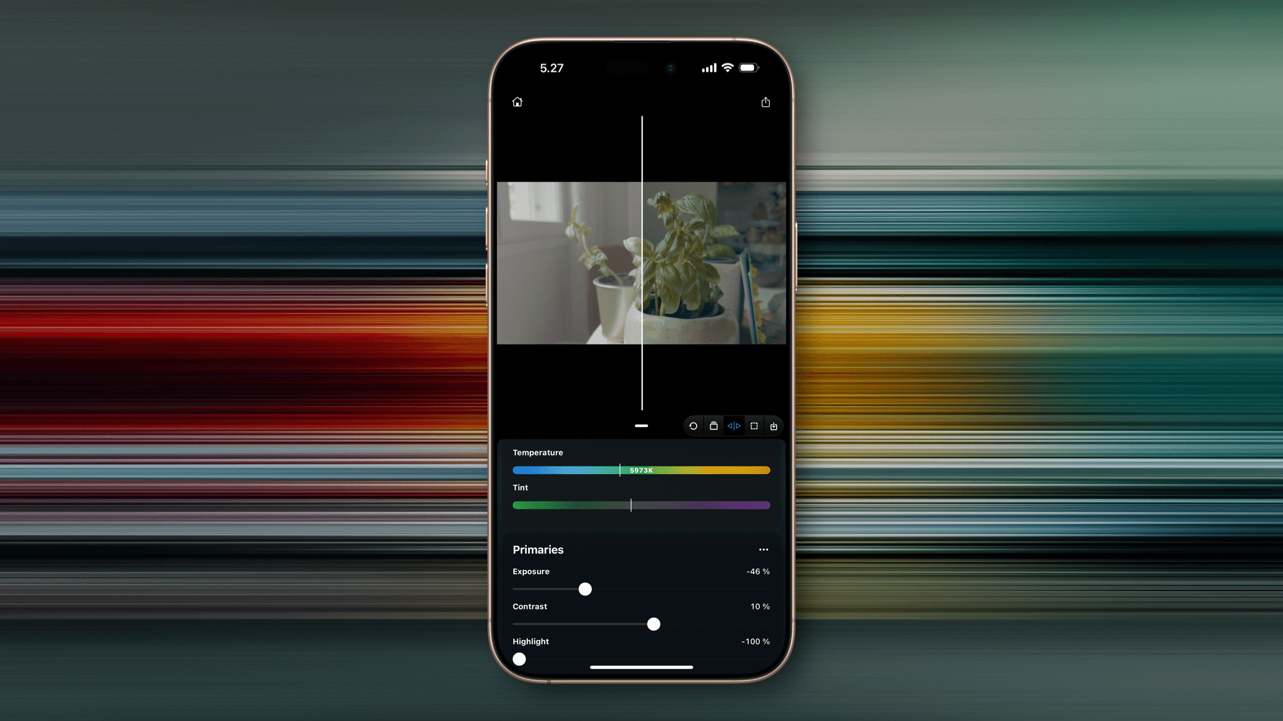 Auf dem Bild sieht man ein Smartphone, das eine Bildbearbeitungs-App zeigt. Die App zeigt einen kleinen Pflanzenbereich, während die Benutzeroberfläche Optionen zur Anpassung von Temperatur, Farbton und anderen Bildparametern bietet. Im Hintergrund sind dynamische, farbige Streifen zu sehen, die einen modernen Look schaffen.