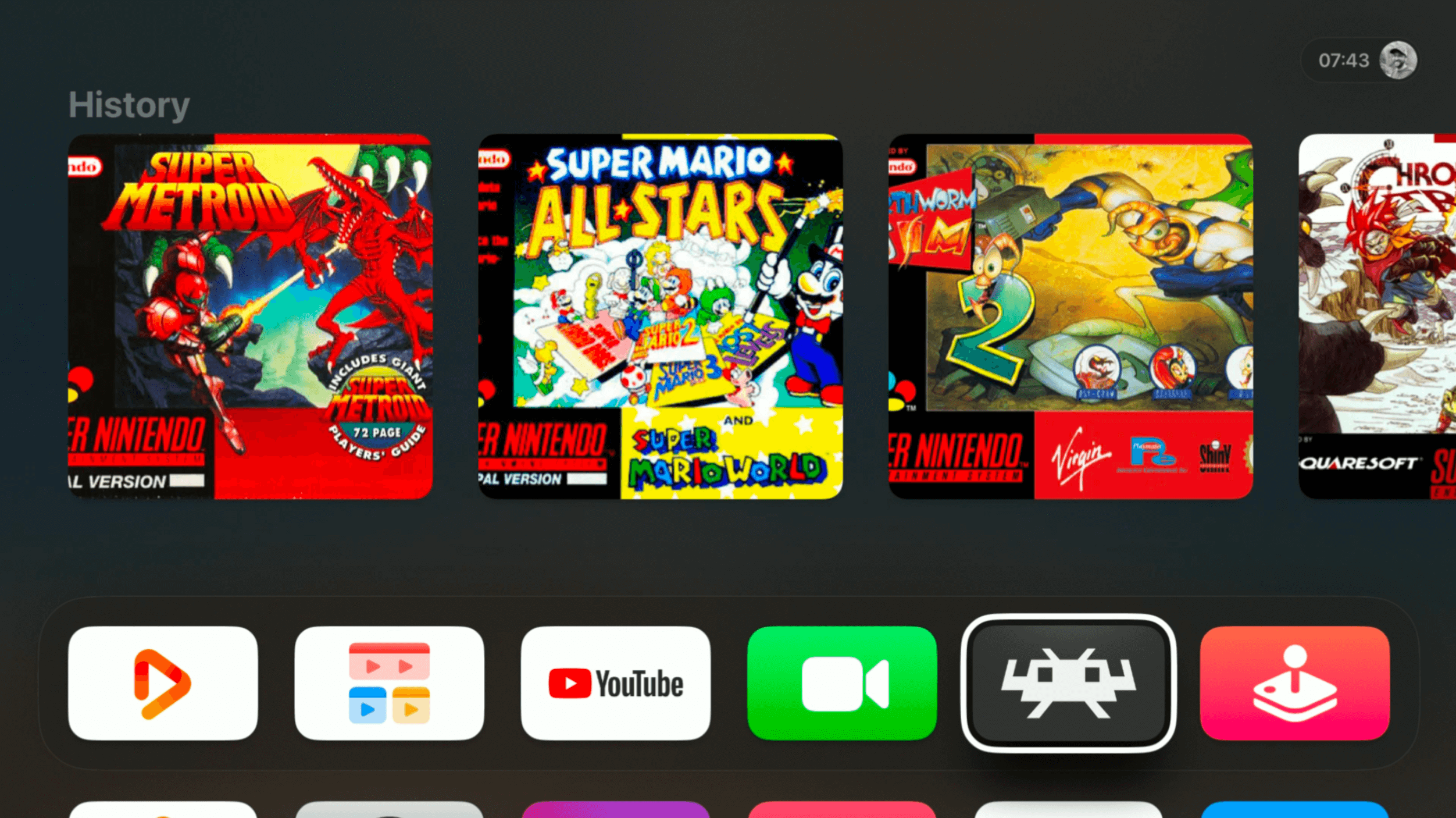 Das Bild zeigt eine Benutzeroberfläche mit verschiedenen Videospielverpackungen für das Super Nintendo System. Zu sehen sind Titel wie "Super Metroid", "Super Mario All-Stars" und "Chrono Trigger". In der unteren Leiste sind weitere App-Symbole wie YouTube und eine Spielkonsole abgebildet.