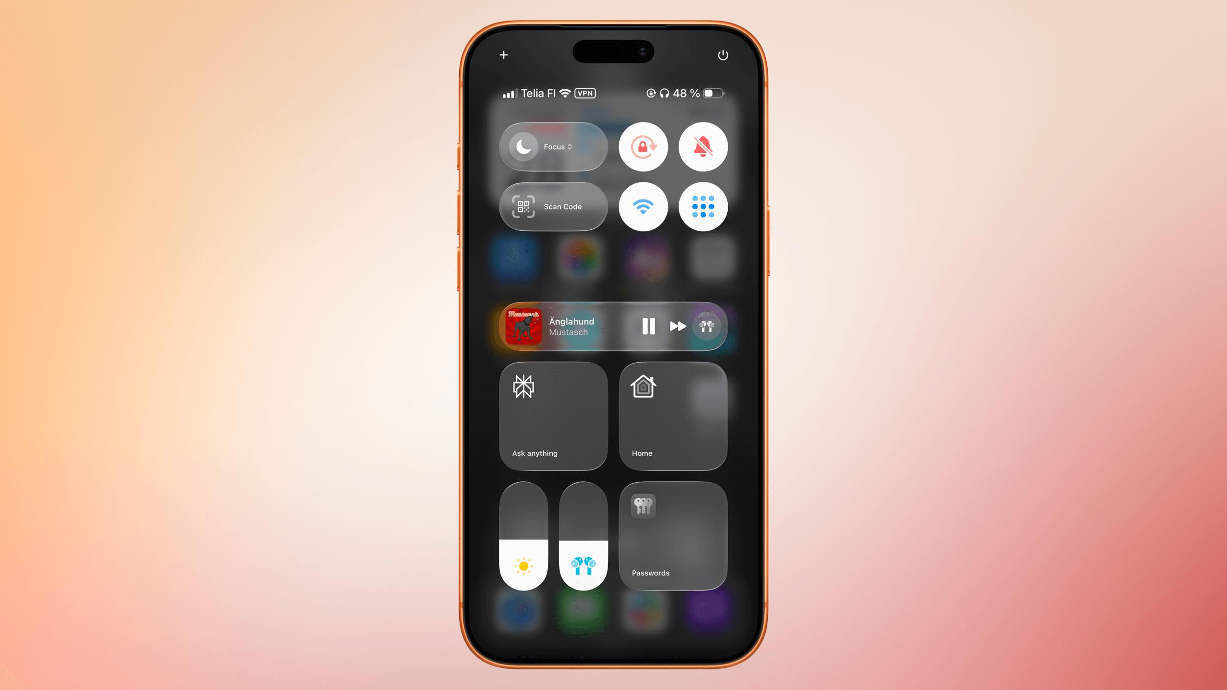 iPhone-Display, das das Kontrollzentrum zeigt, mit einem Musik-Widget, das "Änglahund Mustasch" von Muntheanh abspielt, zusammen mit Umschaltern für den Fokusmodus, die Bildschirmsperre, Alarme, WLAN, Scan-Code, Airdrop und Smart-Home-Steuerungen.