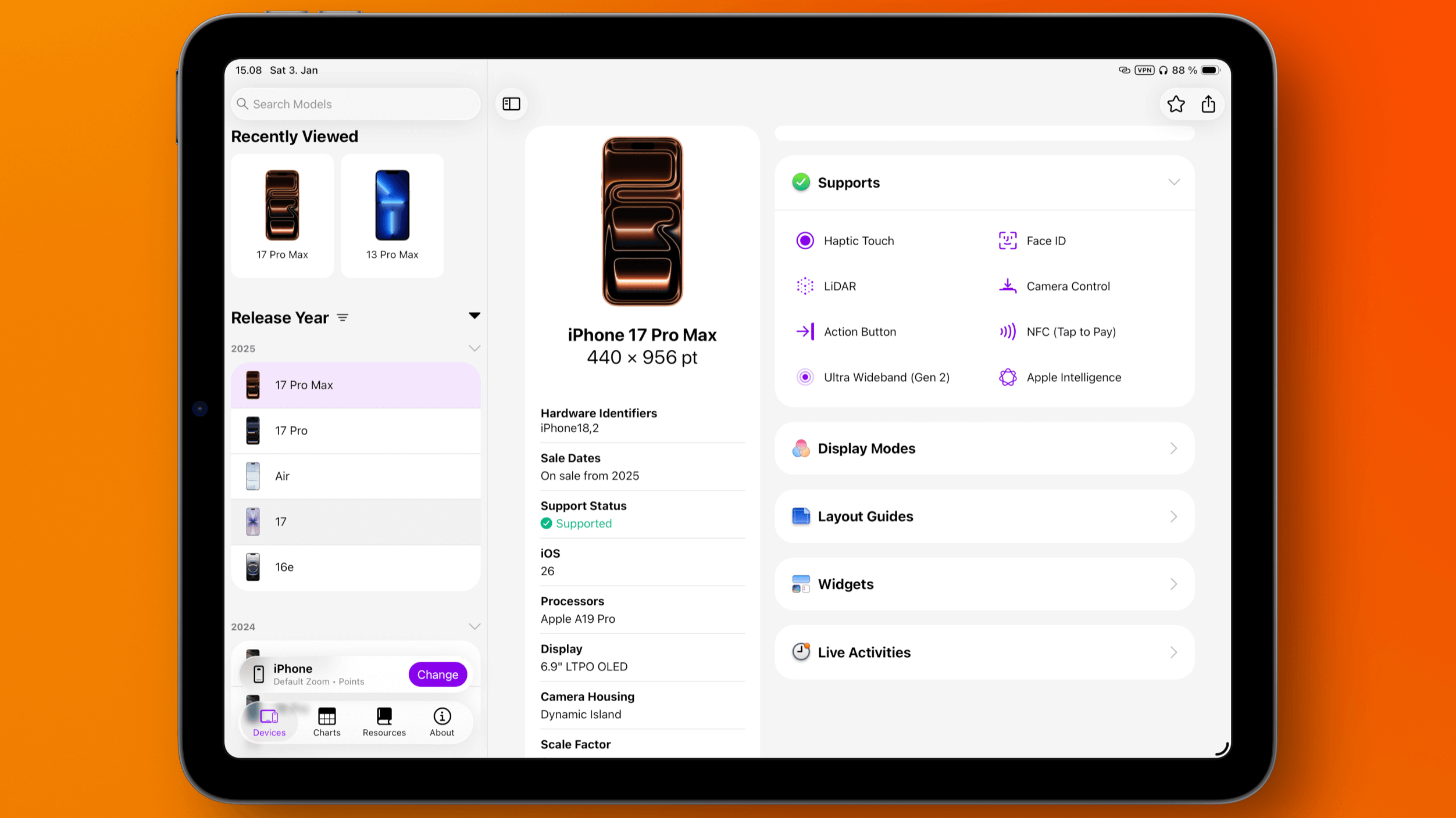 Tablet-Bildschirm, der die Spezifikationen des iPhone 17 Pro Max anzeigt, einschließlich Displaygröße, iOS-Version, Prozessor, unterstützten Funktionen wie Face ID und NFC sowie Informationen zu Verkaufsdaten, Hardware-IDs und Kameragehäuse, vor einem orangefarbenen Hintergrund.
