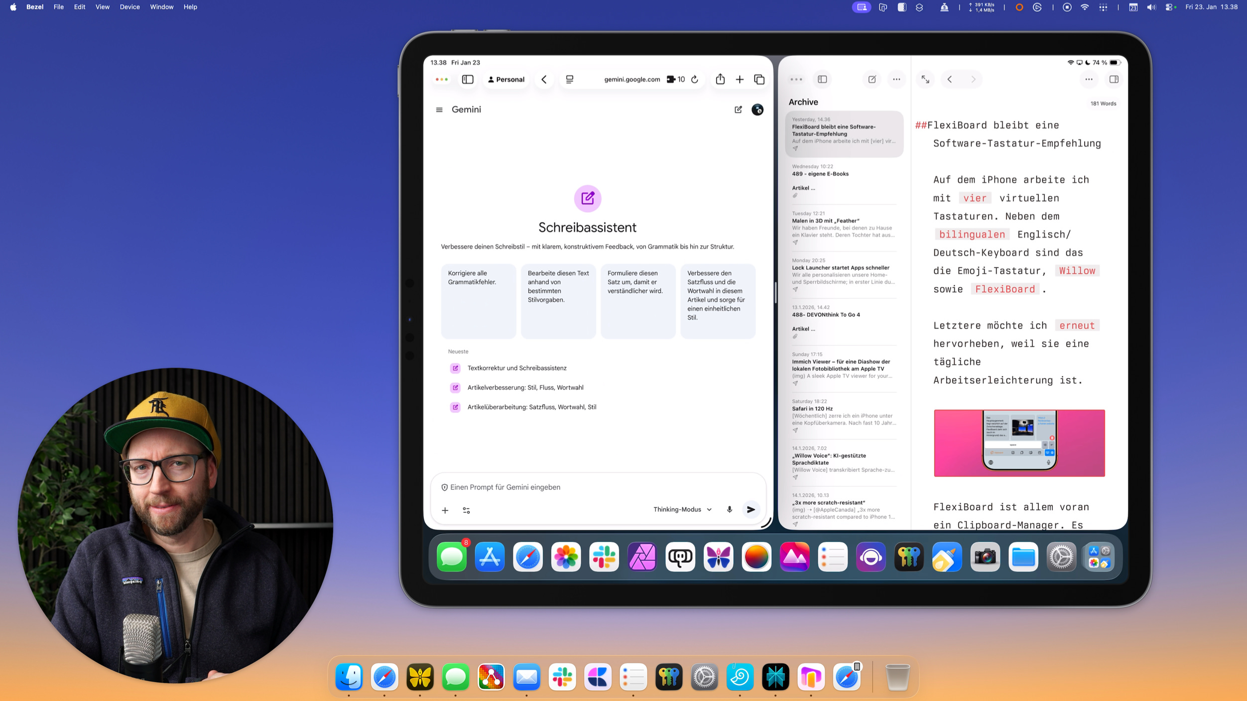 Eine Person mit Brille und gelber Mütze befindet sich vor einem Apple iPad, das eine Gemini-Schreibassistenten-Oberfläche und einen zugehörigen Artikel anzeigt, während der Rest des Bildschirms einen Blogbeitrag über Tastatursoftware zeigt.
