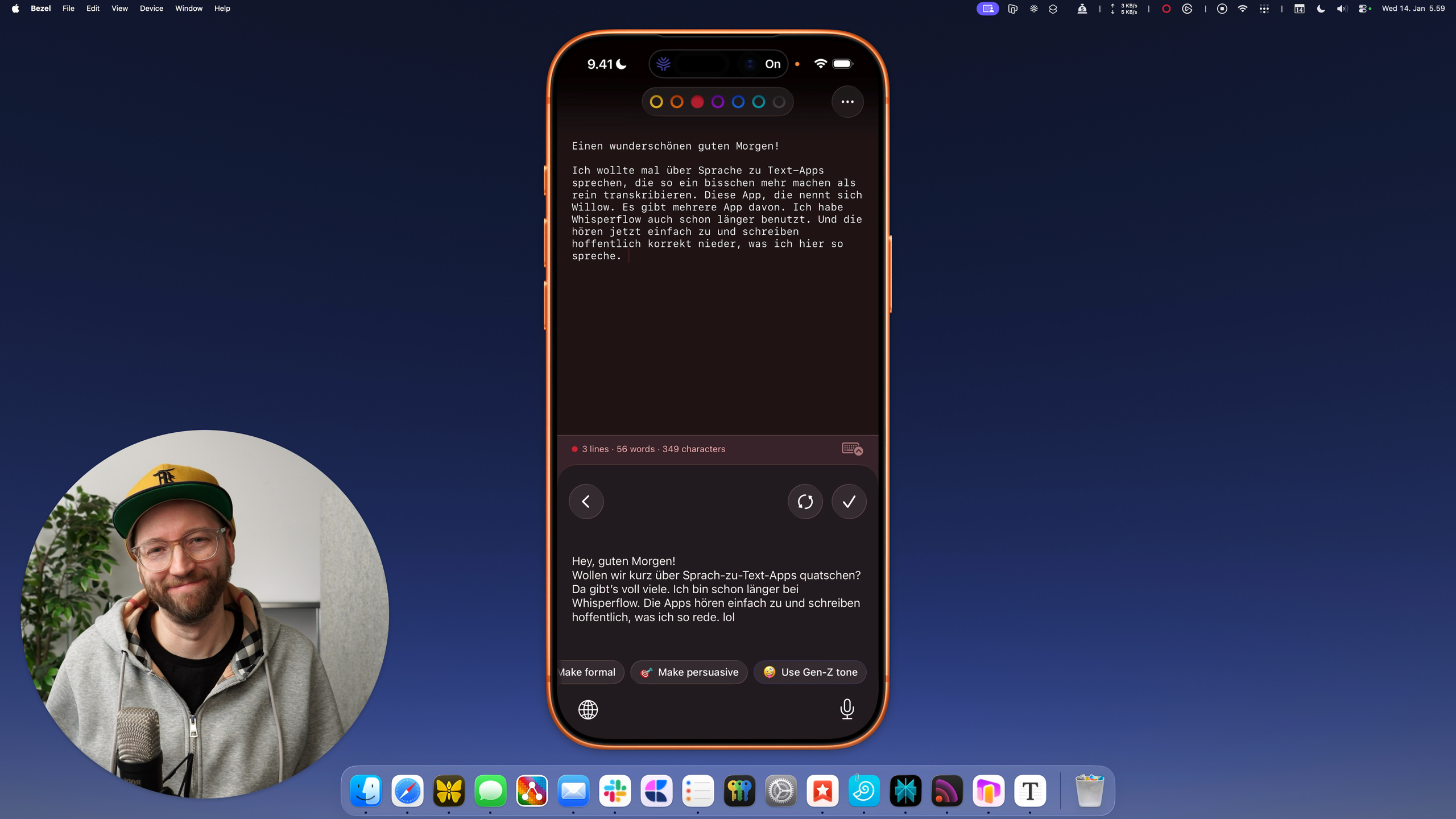Ein iPhone-förmiges Mockup, das eine Text-to-Speech-App auf seinem Bildschirm zeigt, vor einem dunkelblauen Farbverlauf. Ein Mann mit Brille, Baseballkappe und Mikrofon befindet sich in der unteren linken Ecke in einem kreisförmigen Ausschnitt. Der iPhone-Bildschirm zeigt deutschen Text.
