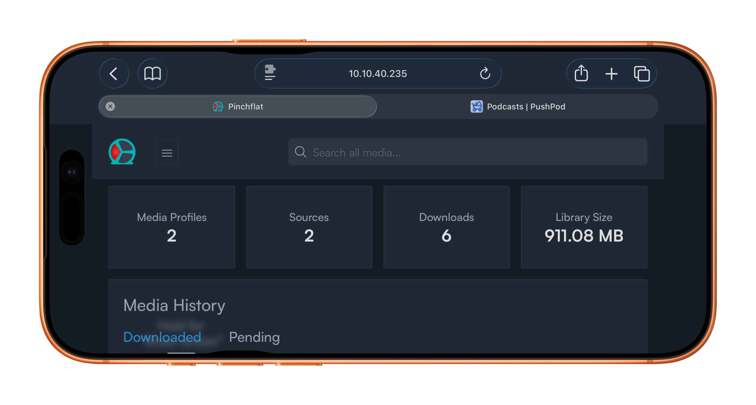 Smartphone-Bildschirm, der eine Medienverwaltungsanwendung anzeigt und eine dunkle Oberfläche mit verschiedenen Datenpunkten für heruntergeladene Medien, einschließlich Medienprofile, Quellen, Downloads und Bibliotheksgröße, zeigt. Die Anwendung zeigt unter "Media History" eine Registerkarte "Heruntergeladen" an, die Optionen zum Verwalten und Durchsuchen heruntergeladener Inhalte vorschlägt.
