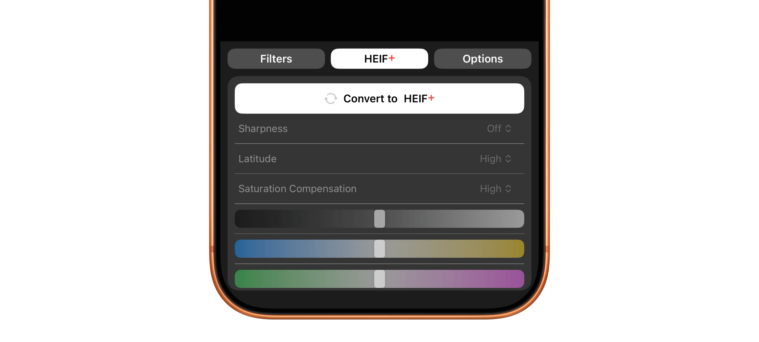 Ein Smartphone-Bildschirm, der die HEIF+-Konvertierungsoptionen anzeigt. Der obere Bildschirmbereich zeigt das Optionsmenü mit den Registerkarten 'Filter', 'HEIF+' und 'Optionen'. Der zentrale Bildschirmbereich zeigt "Konvertieren in HEIF+", zusammen mit einstellbaren Schiebereglern für "Schärfe", "Breitengrad" und "Sättigungskorrektur". Unter den Einstellungen befinden sich drei horizontale Farbverlaufsregler.