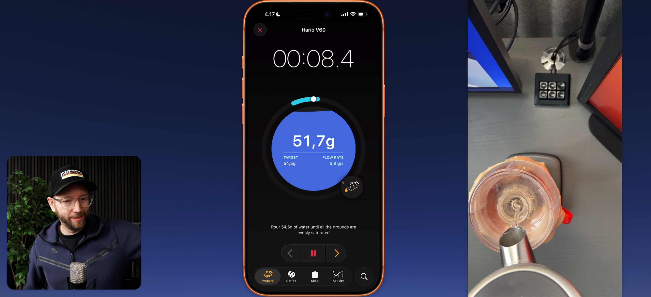 Eine Person gießt Wasser in einen Hario V60-Kaffeebereiter, wobei der Bildschirm eines Smartphones einen Timer und die Wassermessung während des Gießvorgangs anzeigt, und eine Nahaufnahme des Kaffeebereiters, in den Wasser tropft.