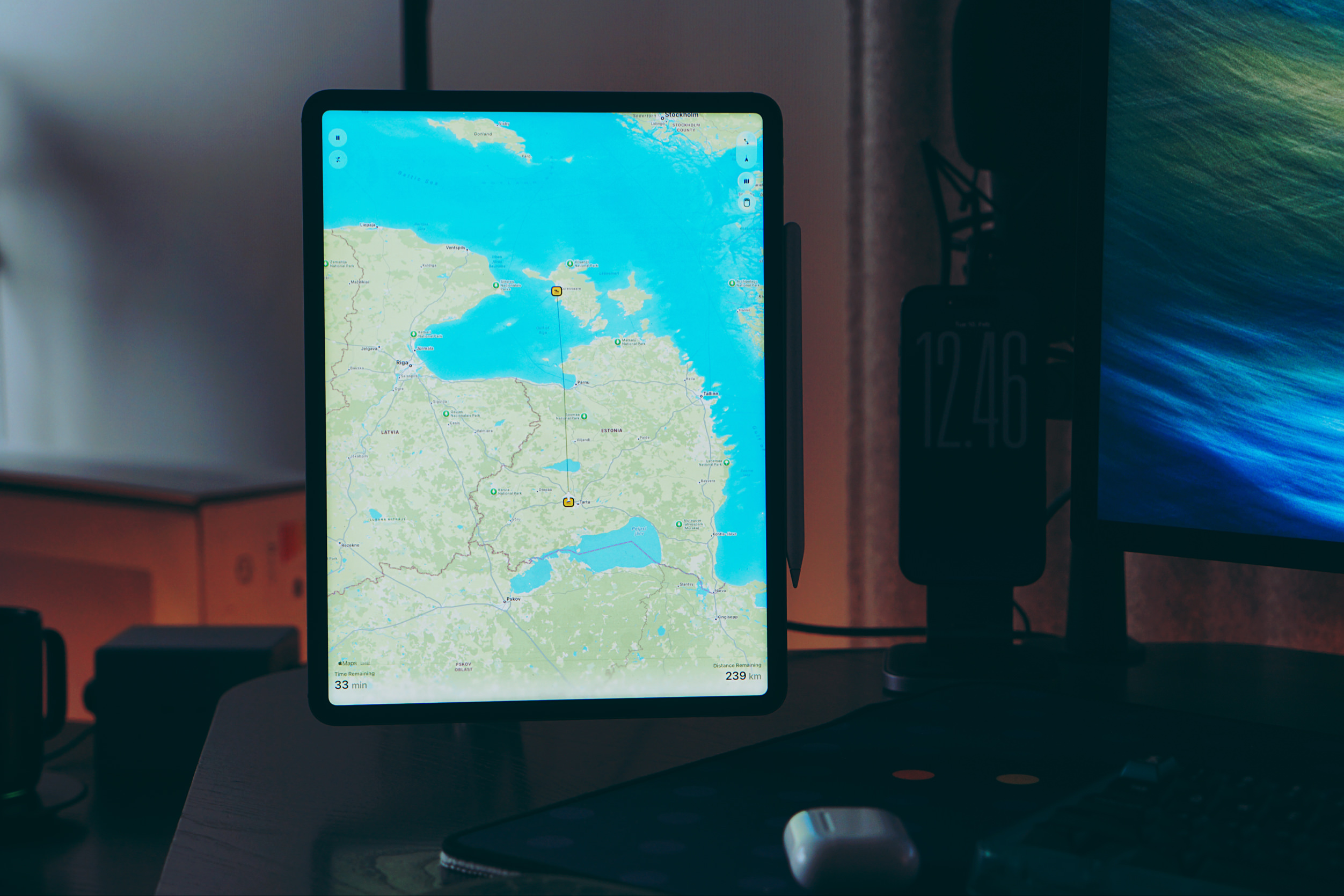 Ein digitales Tablet, das eine detaillierte Karte der baltischen Region anzeigt und Orte und Merkmale wie Länder, Städte und Gewässer hervorhebt; ein Stift liegt an der Seite des Tablets.