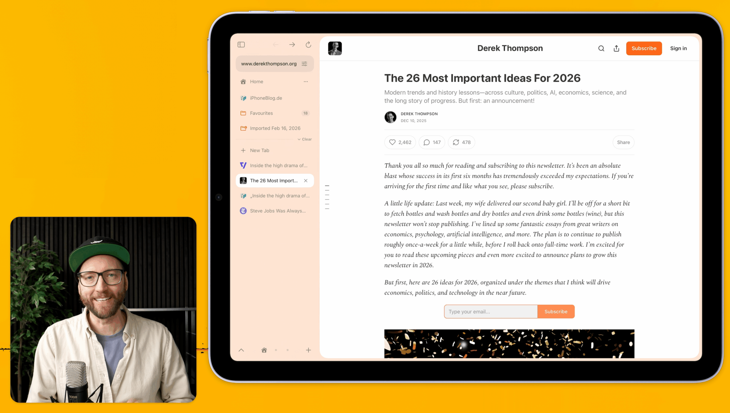 Mann mit Brille, Kappe und Hemd in neutralen Tönen, lächelnd und in die Kamera blickend, mit einem Tablet, das eine Webseite von Derek Thompsons Blog anzeigt, auf gelbem Hintergrund.