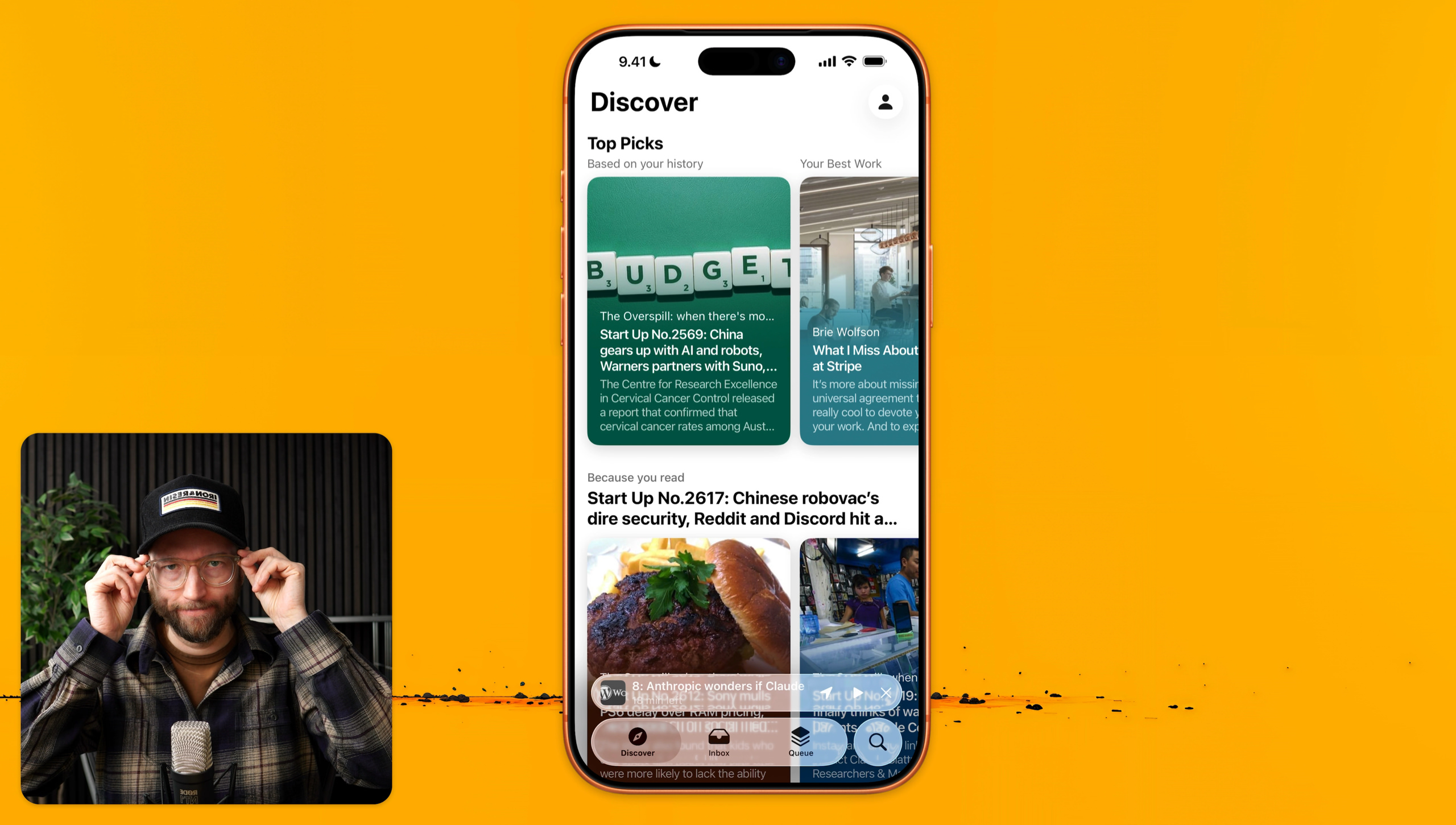 Ein Mann mit Baseballkappe und Brille, der den Betrachter ansieht, neben einem Smartphone, das eine Nachrichten-App mit Schlagzeilen anzeigt. Die App hebt "BUDGE1" in Scrabble-Kacheln und andere Artikel mit Titeln wie "The Overspill: when there's mo...", "Start Up No.2569: China gears up with Al and robots, Warners partners with Suno...", "Brie Wolfson What I Miss About at Stripe" und "Start Up No.2617: Chinese robovac's dire security, Reddit and Discord hit a..." hervor.