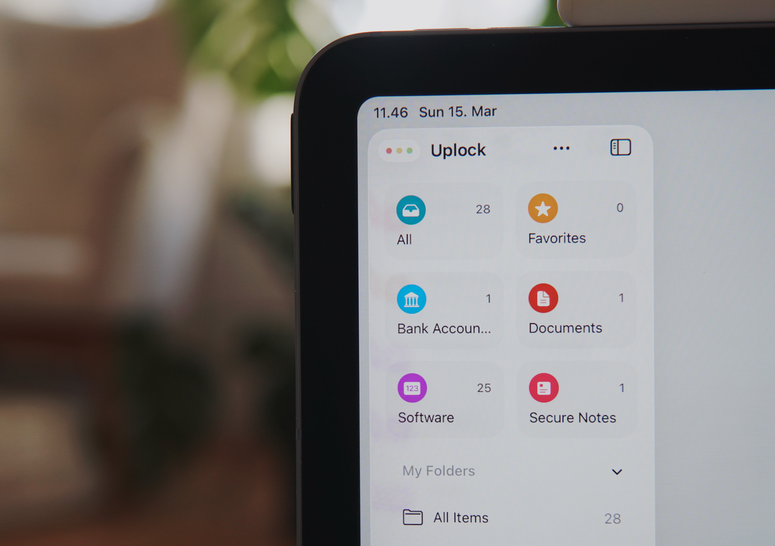 Eine Nahaufnahme eines Tablet-Bildschirms, auf dem die Anwendung "Uplock" mit App-Ordnern angezeigt wird: "Alle", "Favoriten", "Bankkonten", "Dokumente", "Software" und "Sichere Notizen". Die Uhrzeit "11.46" und das Datum "So 15. März" sind oben sichtbar.