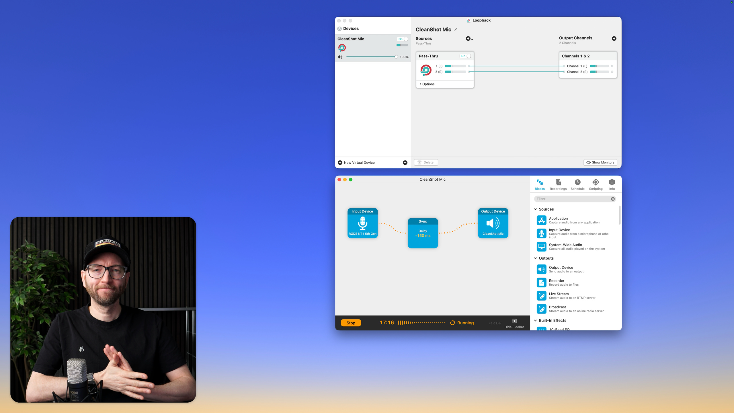 Ein Mann mit schwarzem T-Shirt und Baseballkappe sitzt vor einer dunkel getäfelten Wand mit einer Pflanze an einem Schreibtisch mit einem Mikrofon. Rechts davon sind zwei Softwarefenster für Audio-Routing zu sehen.