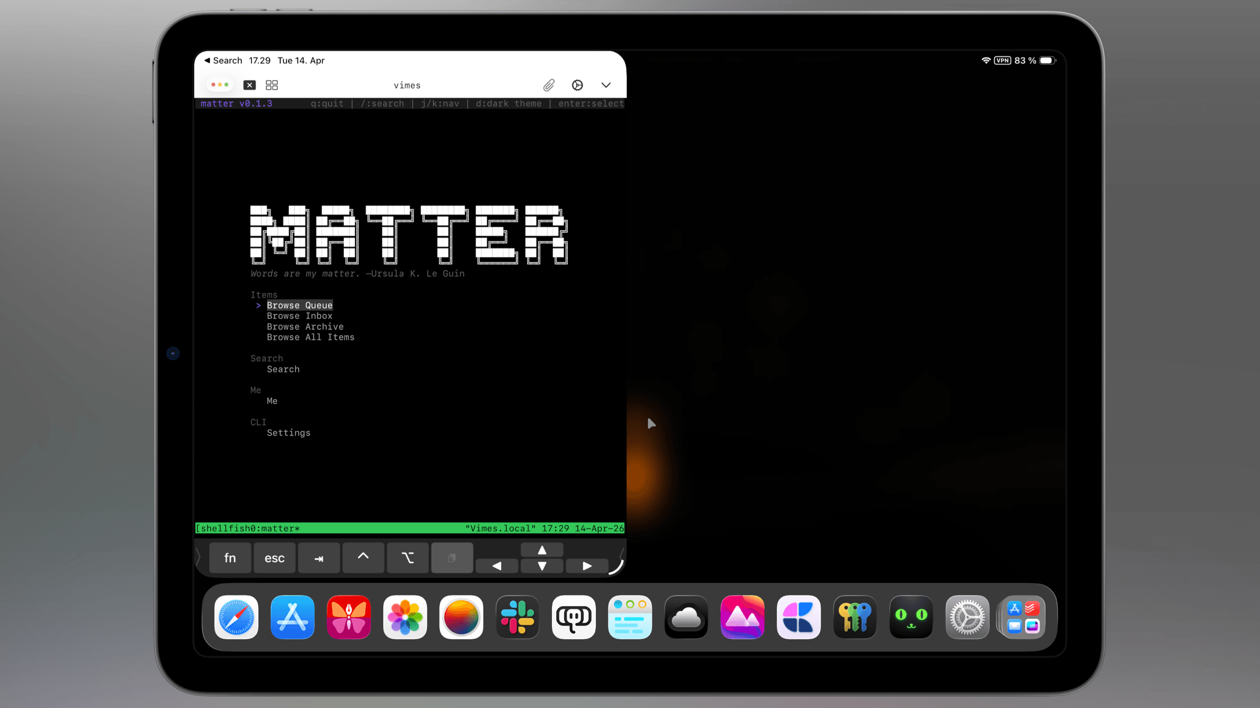 Ein Tablet zeigt eine terminalbasierte Benutzeroberfläche namens „Matter“ im Dunkelmodus. Unter dem Terminalfenster befinden sich Steuerungstasten für die Navigation und am unteren Rand das App-Dock des Tablets.