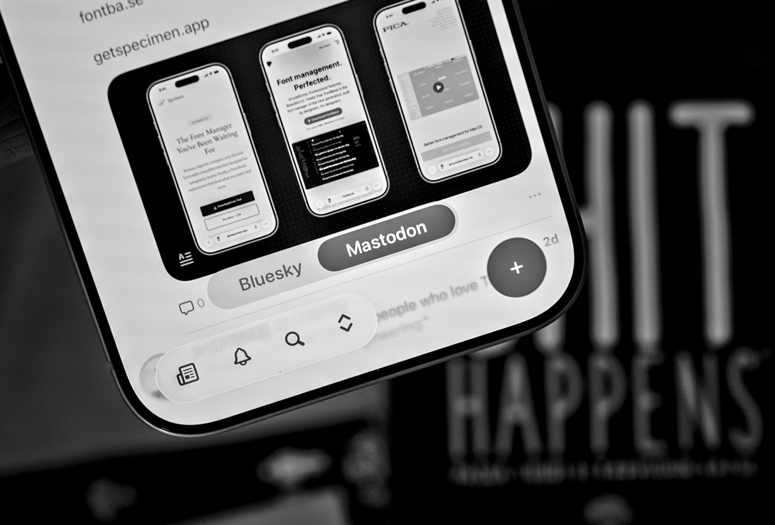 Eine schwarz-weiße Nahaufnahme eines Smartphone-Bildschirms, der eine Webseite mit drei App-Mockups, Tabs für Social-Media-Plattformen und eine untere Navigationsleiste mit Symbolen für Nachrichten, Suche und Benachrichtigungen zeigt.