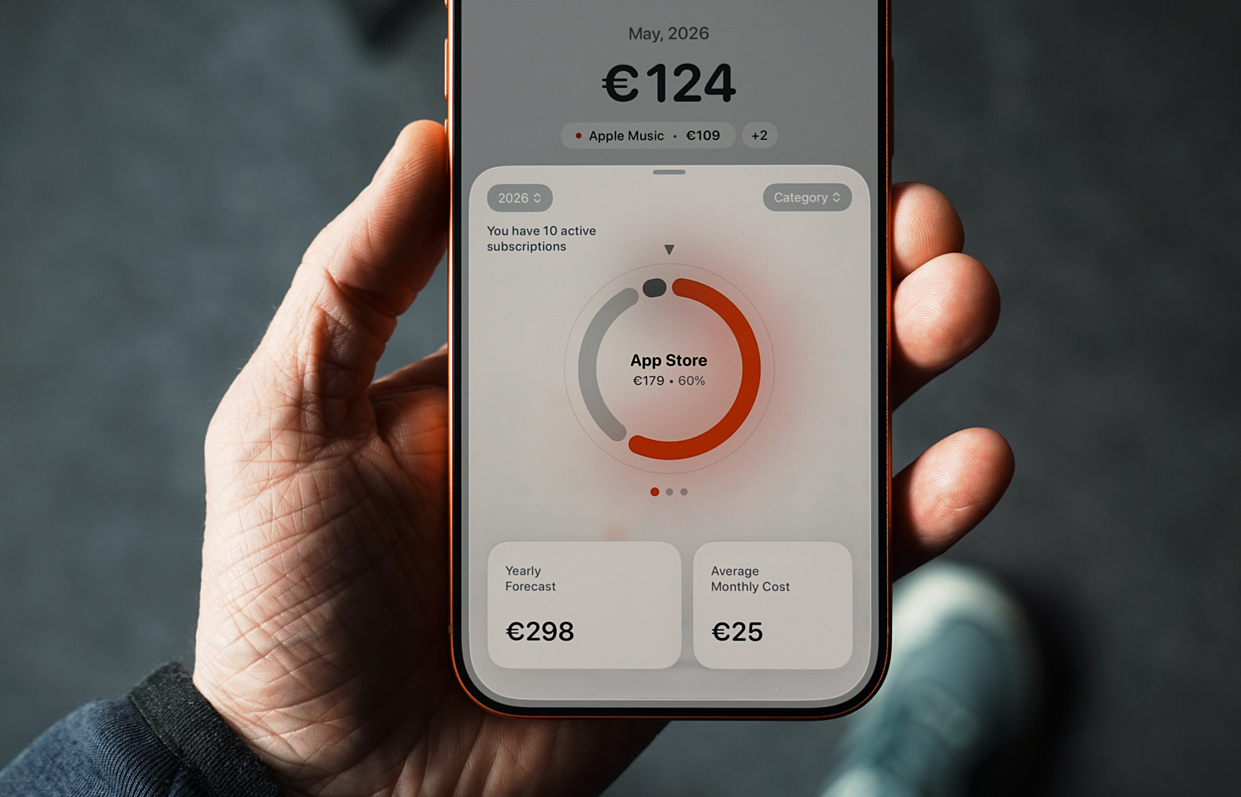Eine Person hält ein Smartphone in der Hand, auf dessen Bildschirm eine Finanz-App zur Abonnementverwaltung zu sehen ist